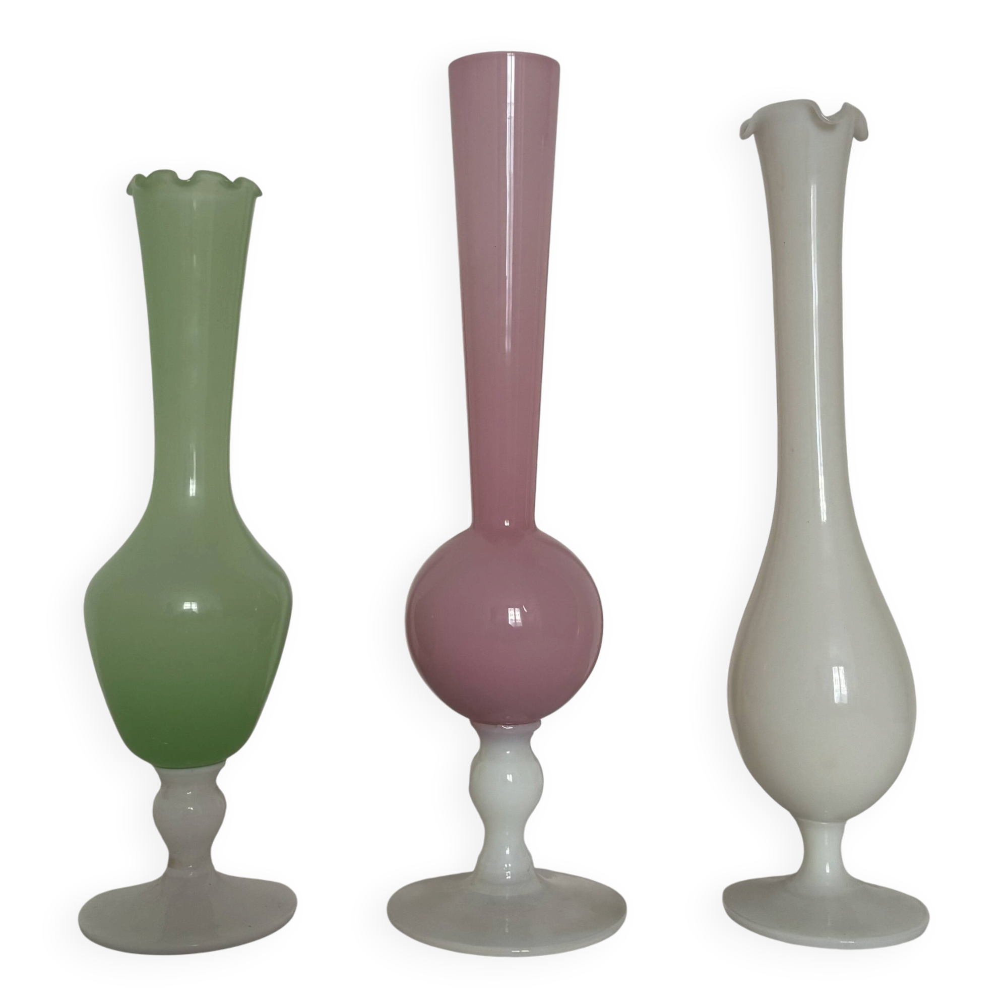 Lot de 3 vases anciens en opaline rose, blanc, vert