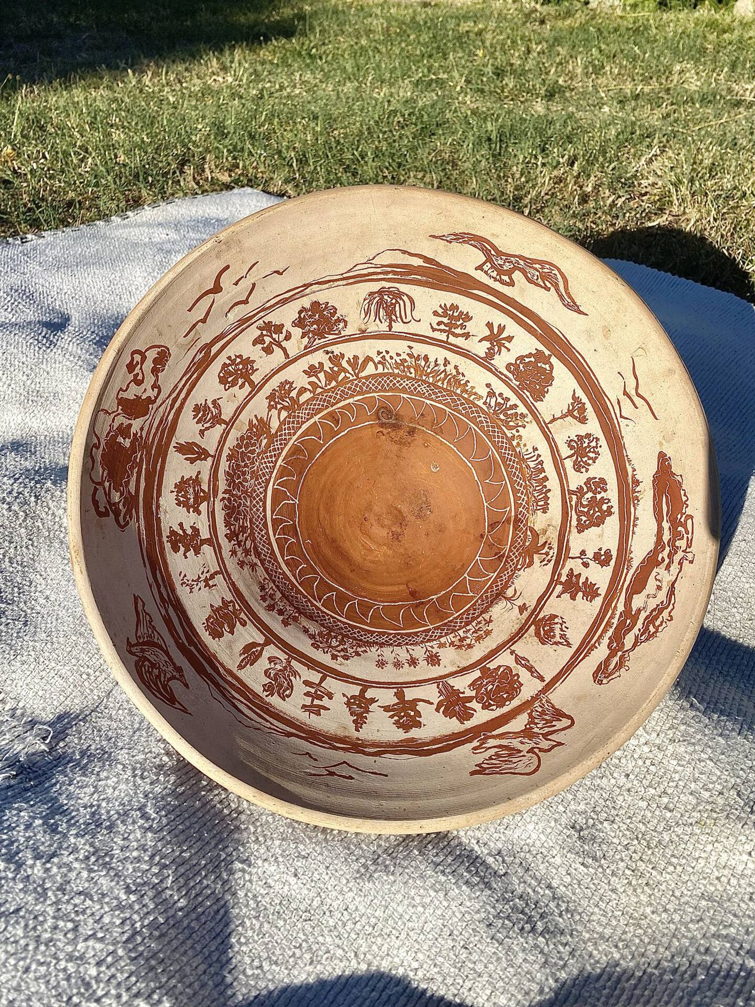 Large shallow terracotta dish decorated with birds, 20th century.