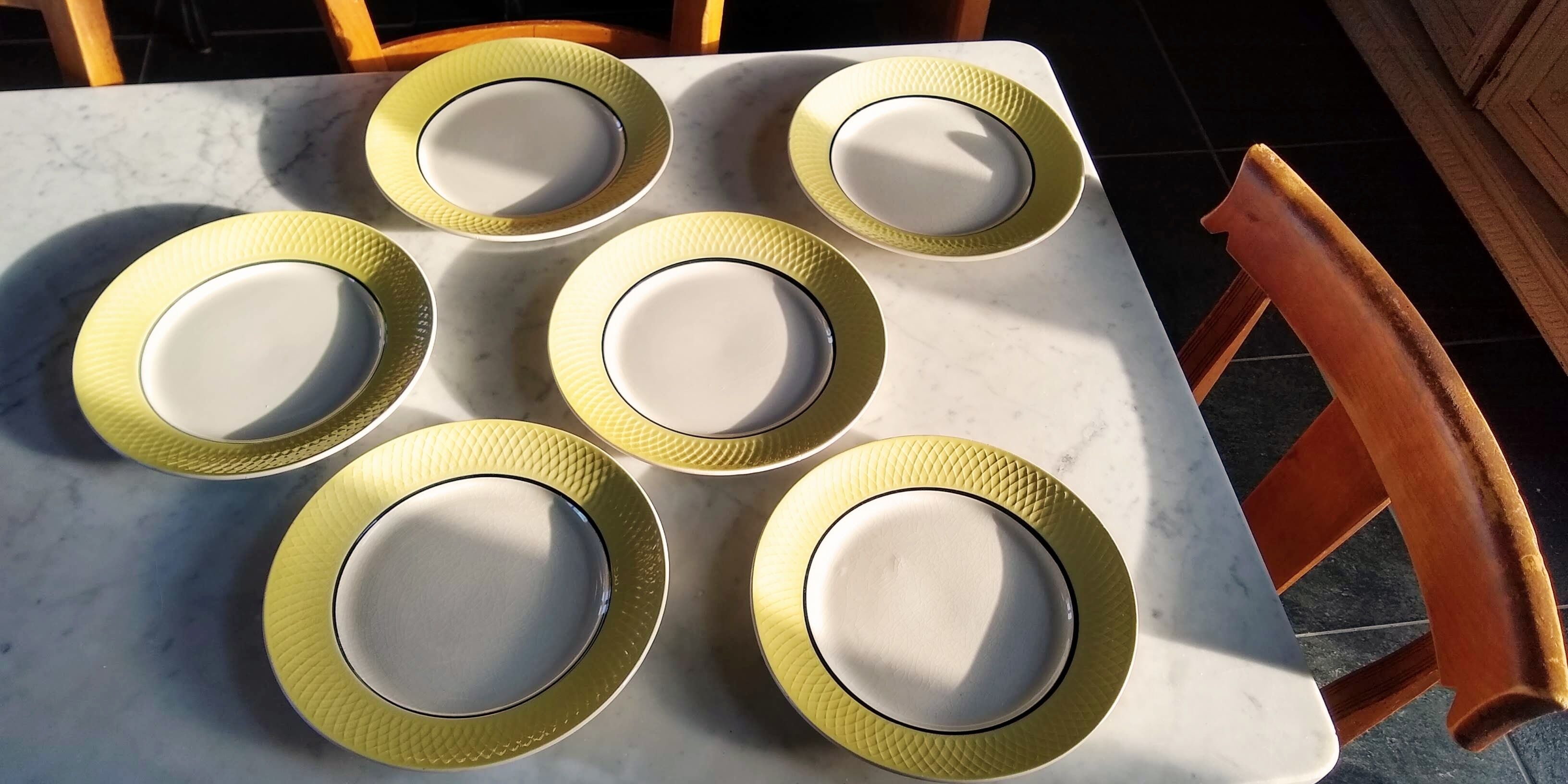 6 flat plates Orchies Moulin des loups jaunes with black edging