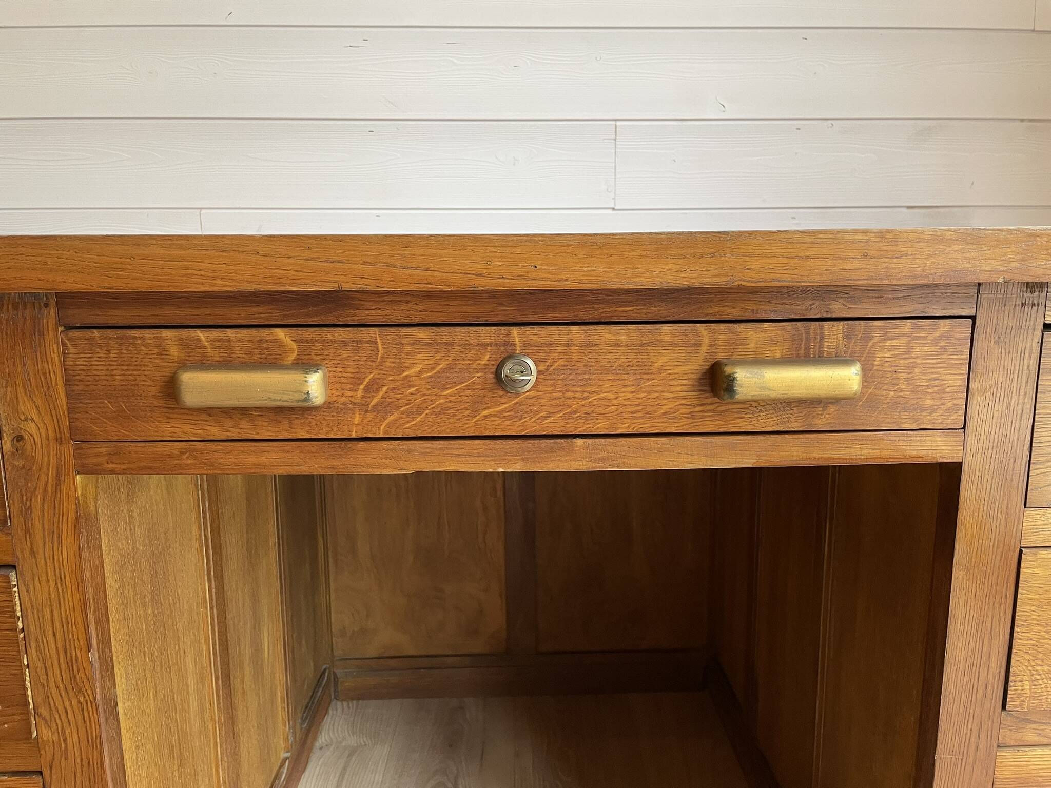 Bureau de ministre vintage double caisson en chêne – Milieu de pièce