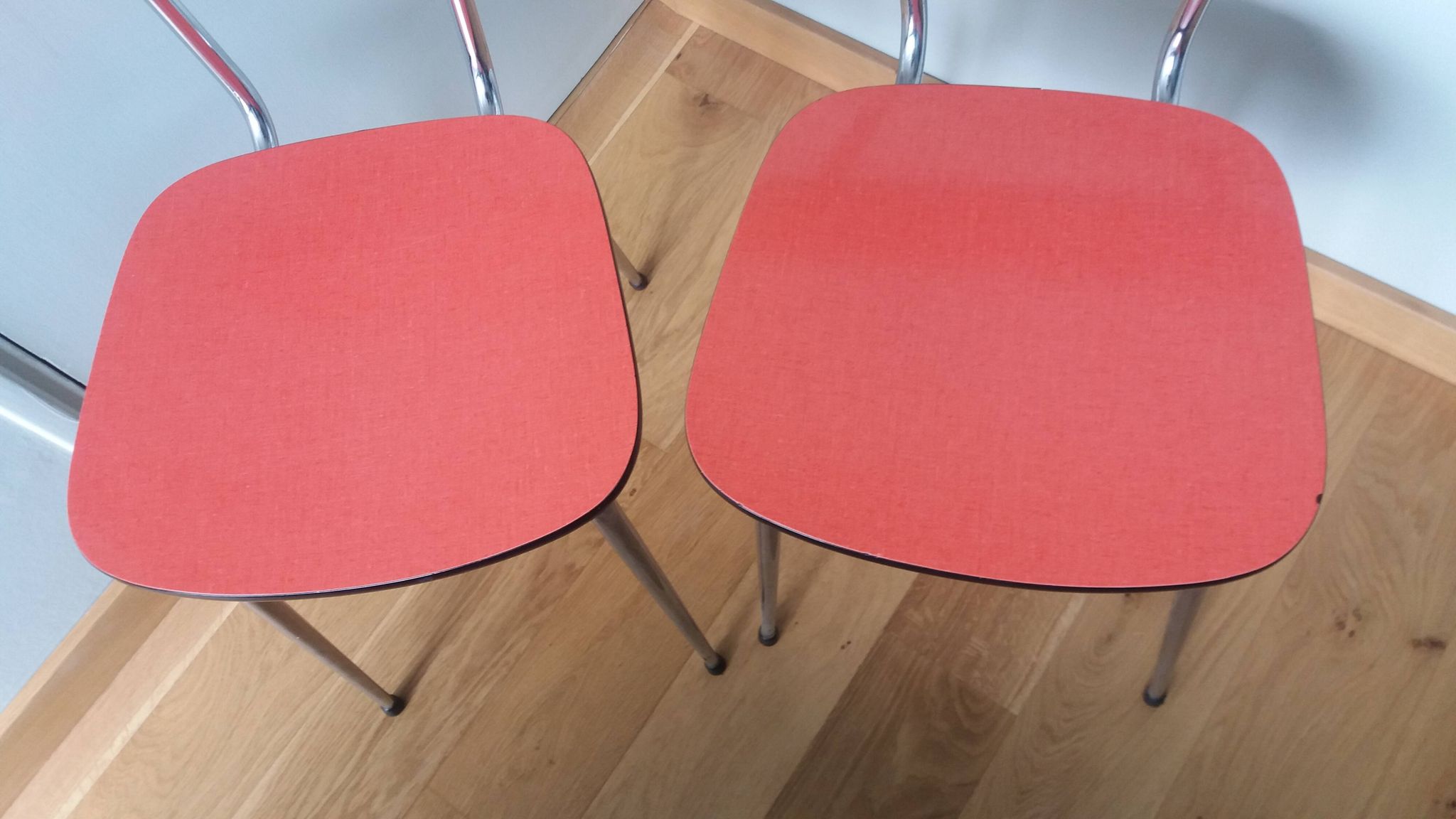 Chaises en formica rouge orange et métal chromé