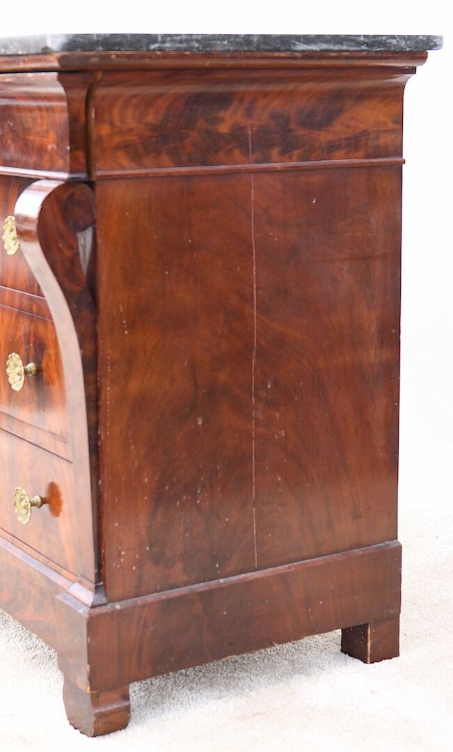 Empire dresser