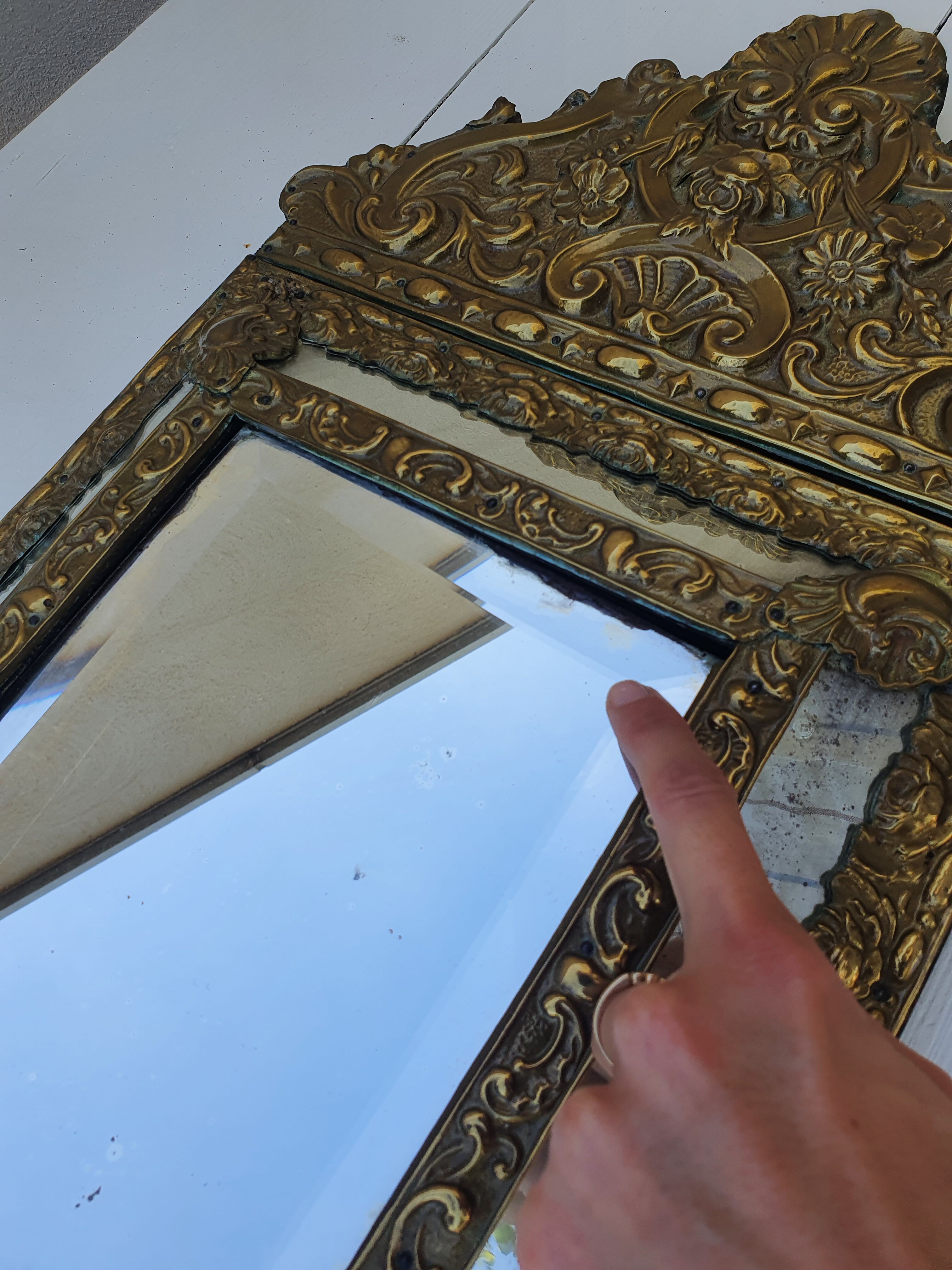 Miroir à parecloses en bois doré et métal repoussé