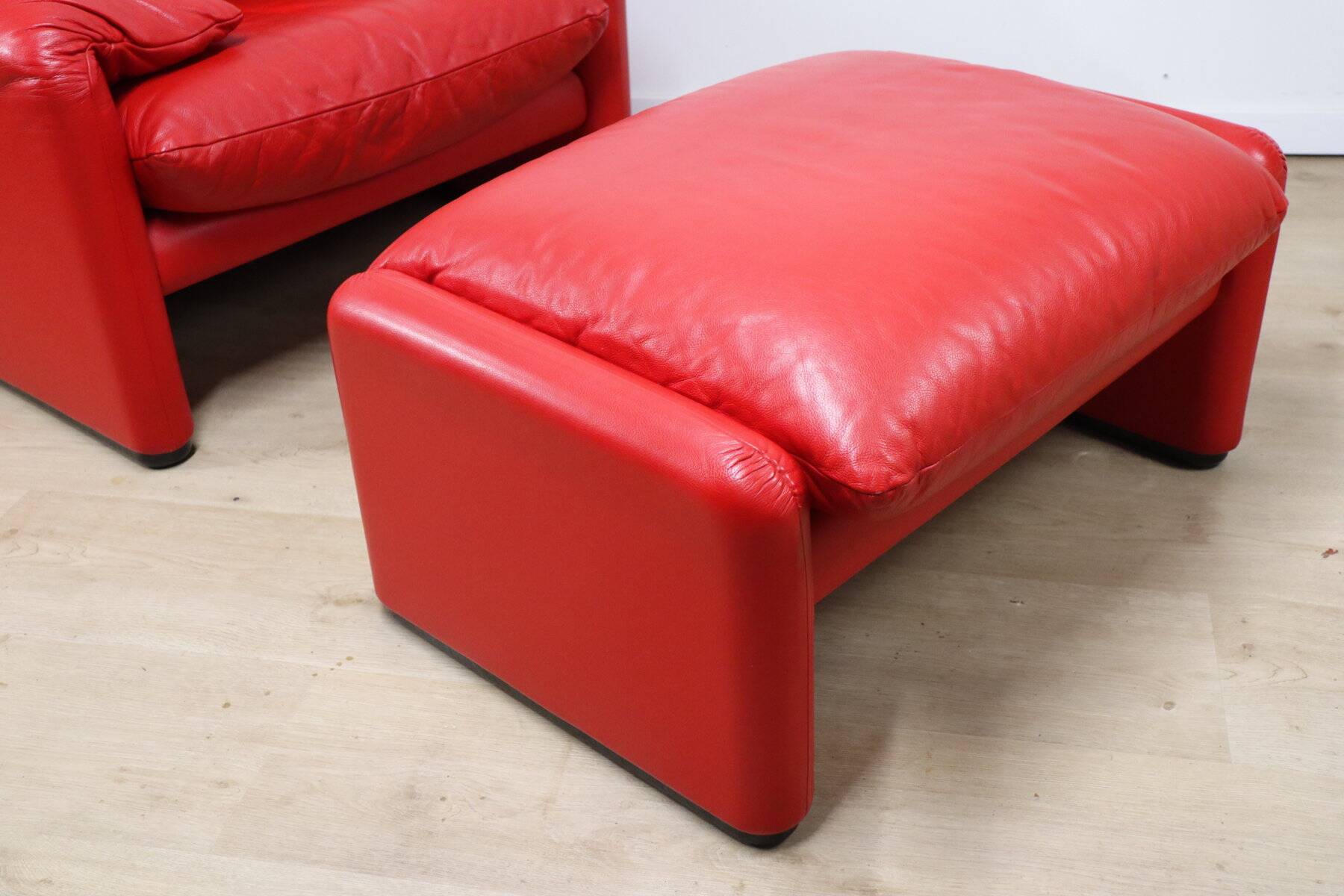 Maralunga armchair and ottoman – Vico Magistretti for Cassina