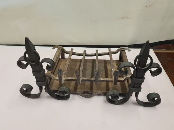 Paire de chenets avec grille et tiroir en fer