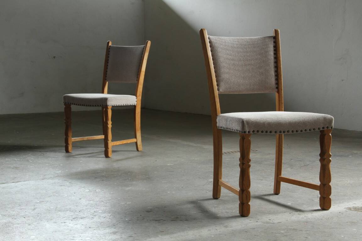 Ensemble de six chaises de salle à manger en chêne vintage danois, style Henning Kjærnulf, années 1960.