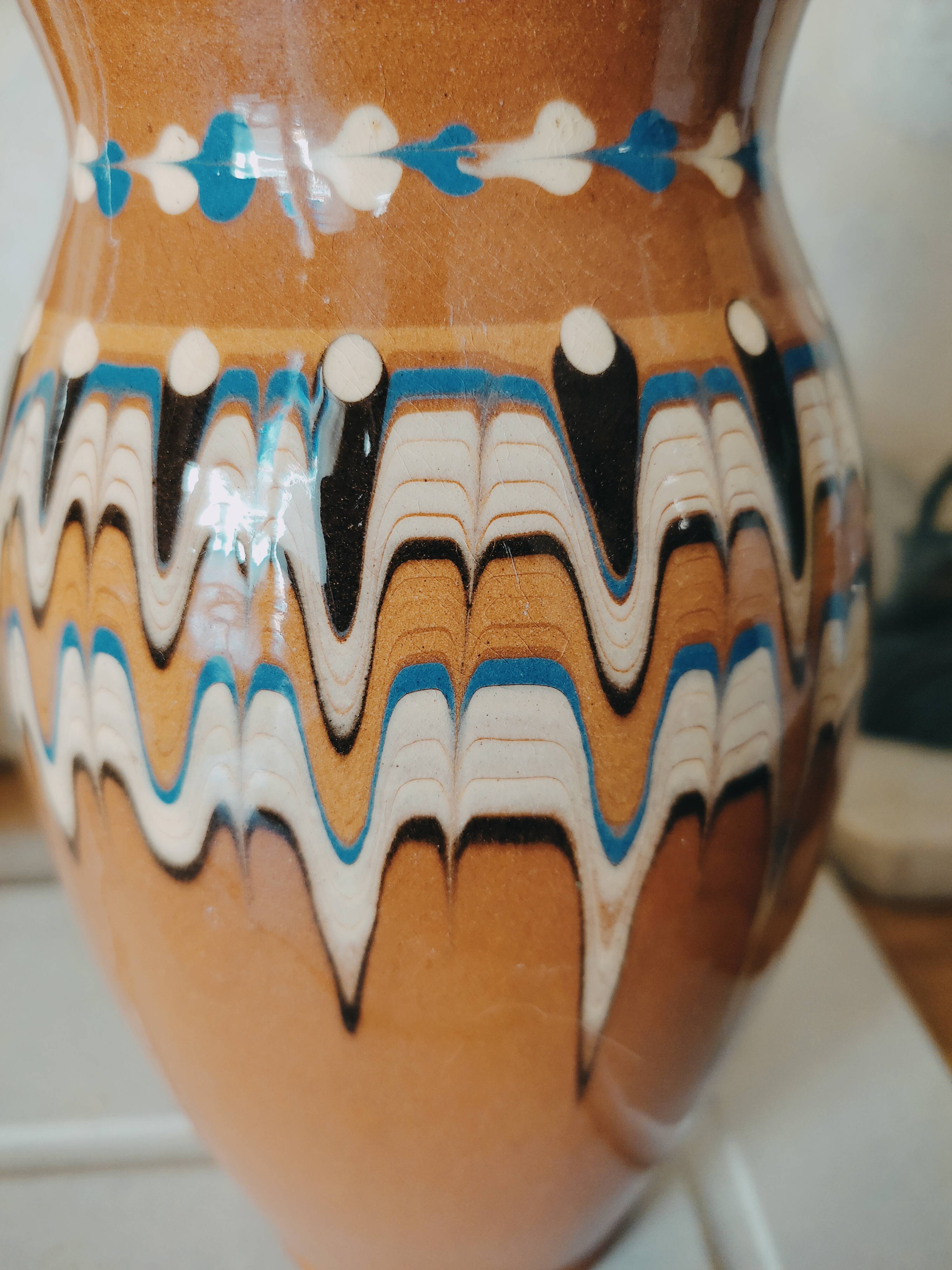 Vase bulgare en terre mêlée