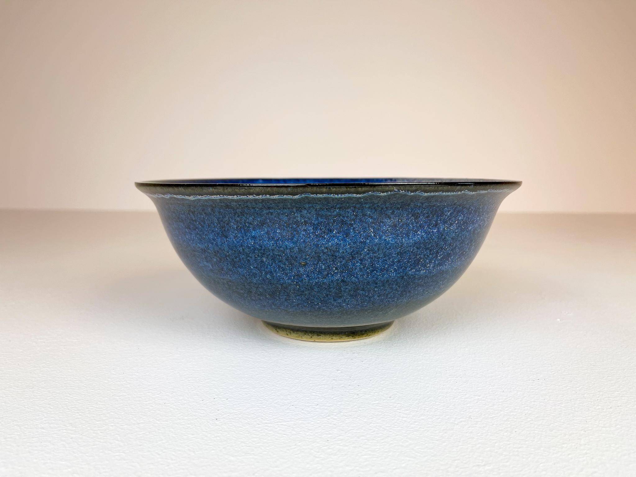 Modernist ceramic bowl by Carl-Harry Stålhane, Design Huset, Sweden.