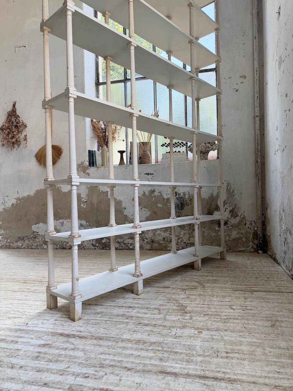 Bibliothèque, étagère XL Napoléon en bois patiné blanc