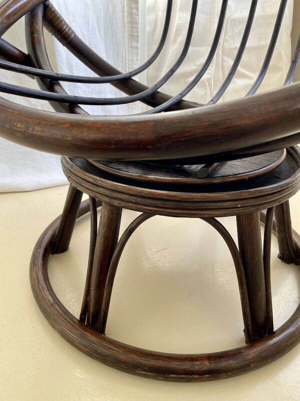 Chaise à œuf en rotin vintage des années 70 en très bon état.