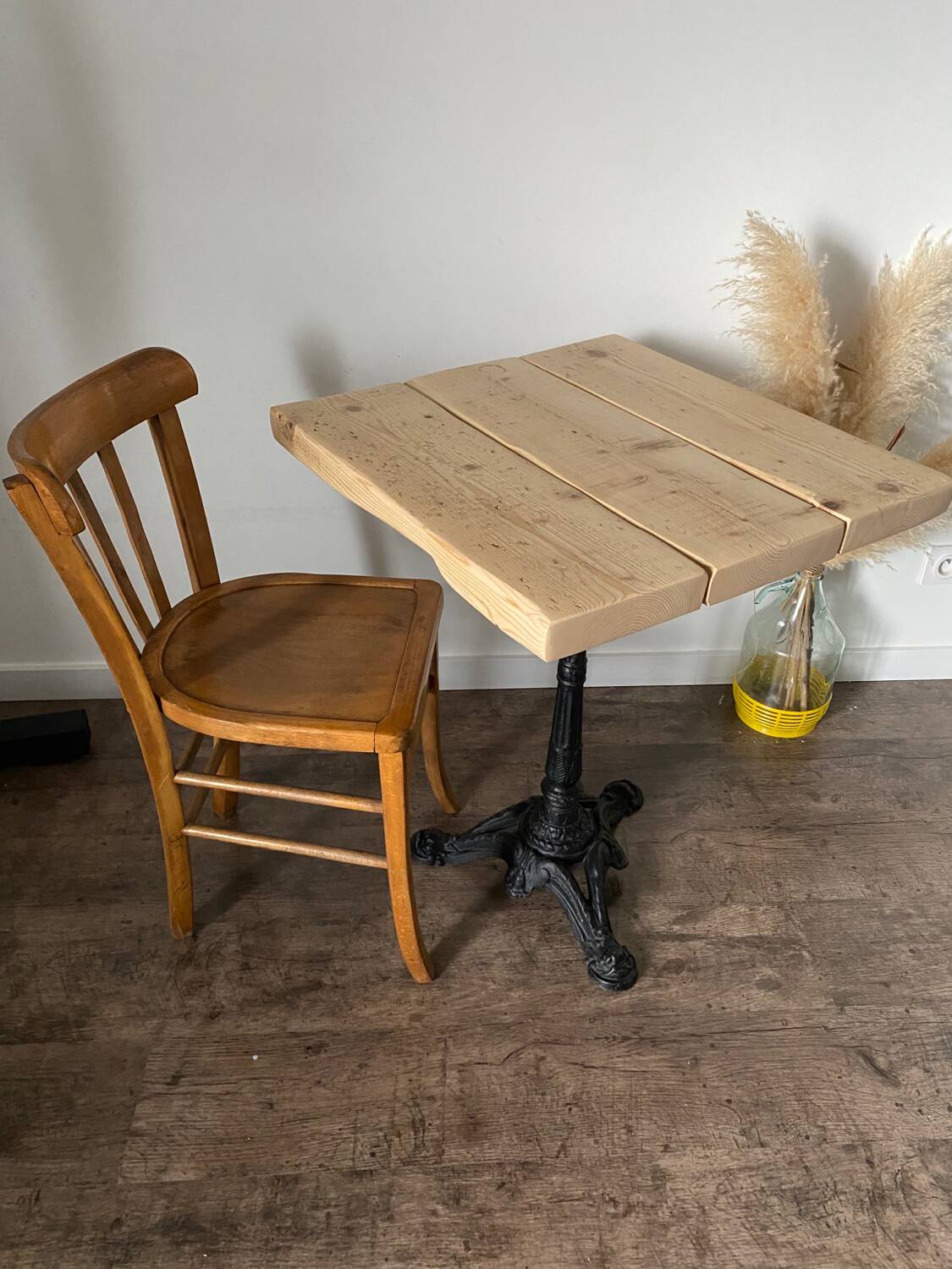 Bistro table with a central cast iron base in industrial style.