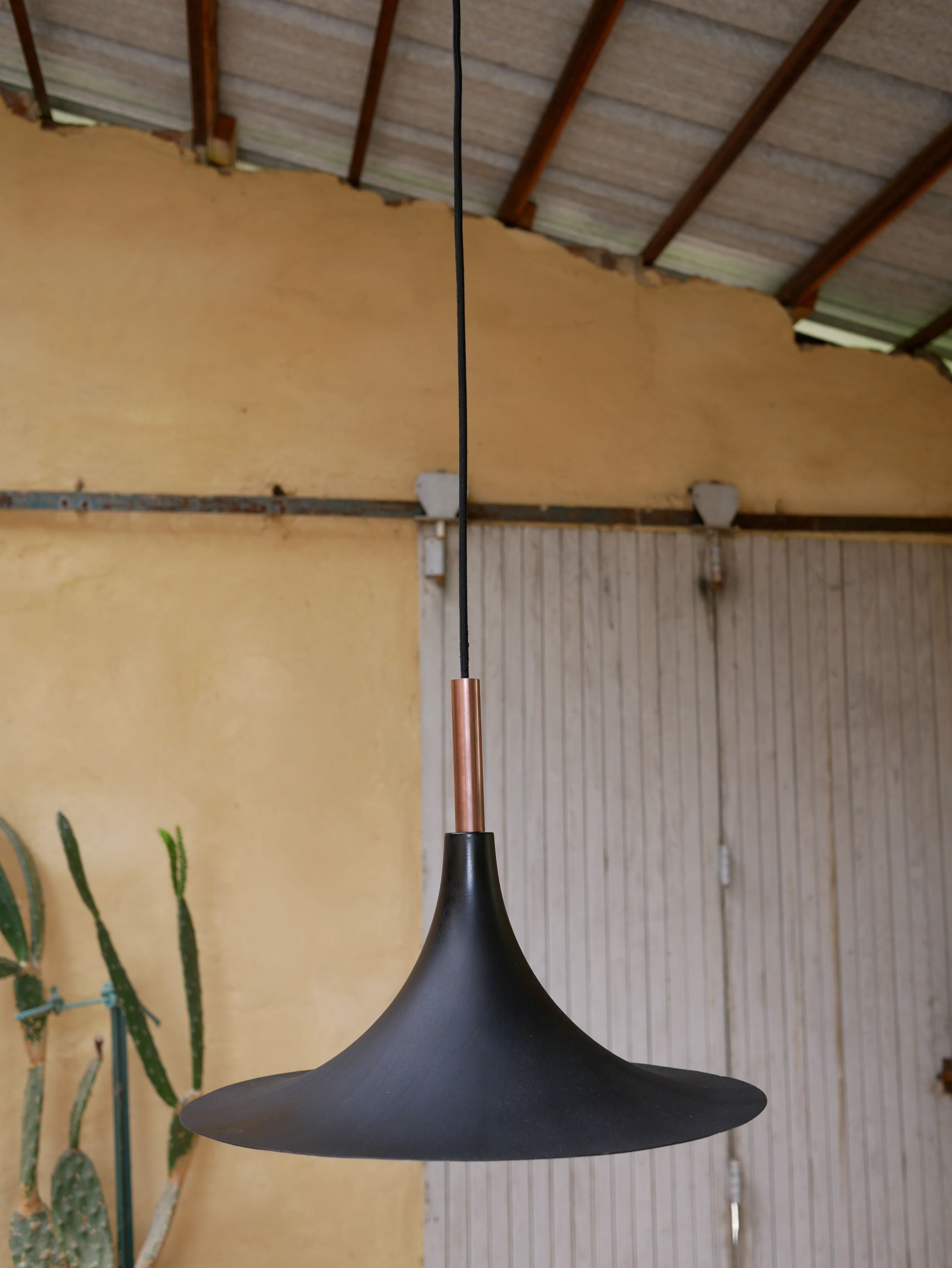 Vintage tulip hanging lamp in black metal and copper