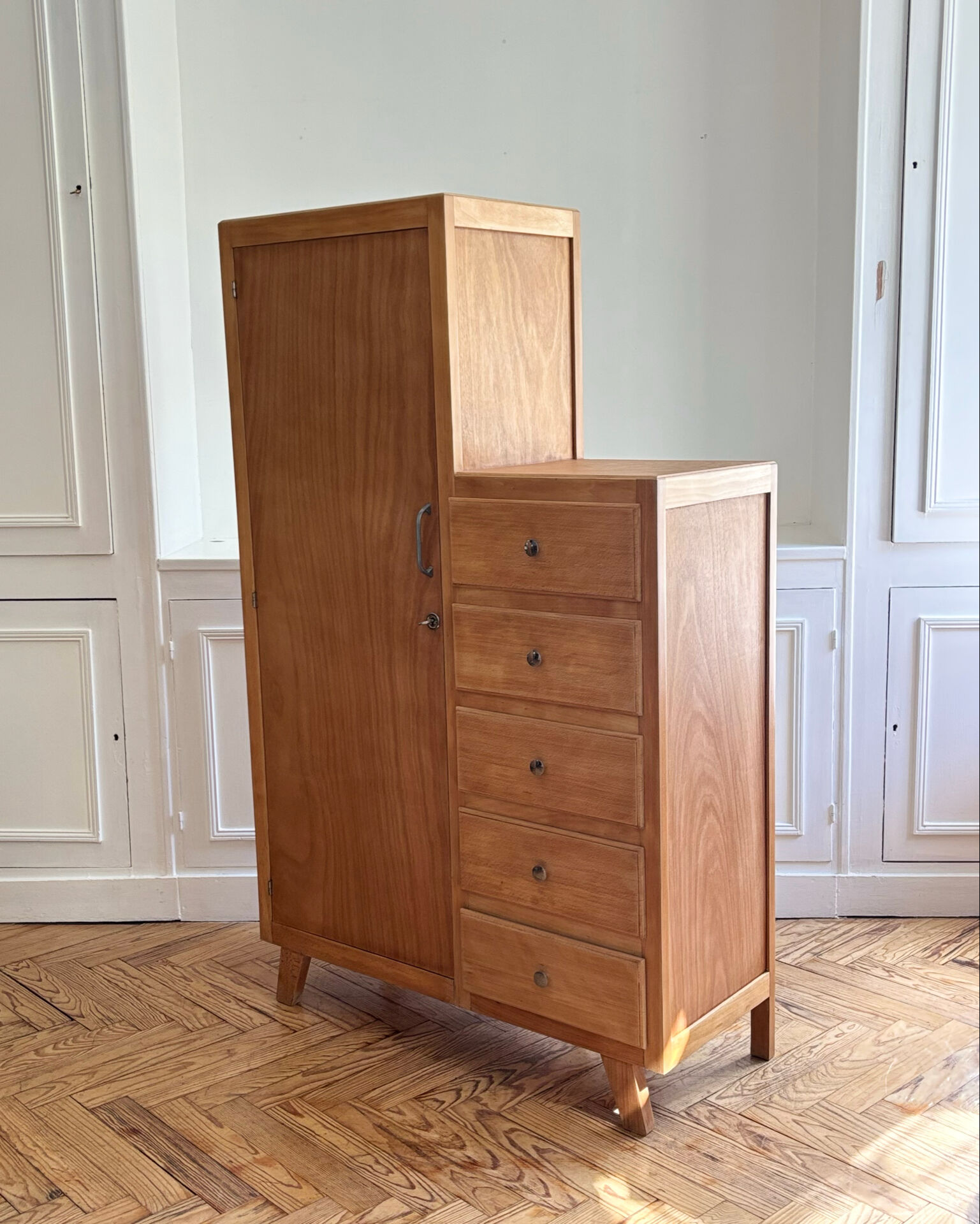 Armoire asymétrique vintage