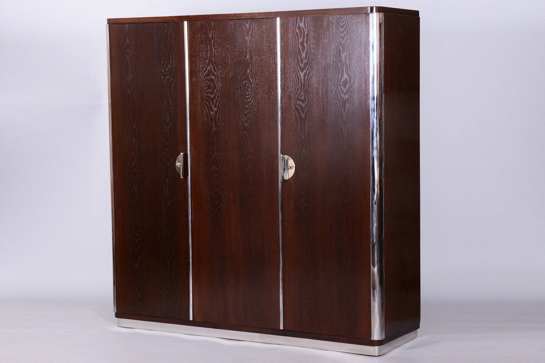 Garde-robe Bauhaus en chrome, acier et chêne de Vichr a Spol, République tchèque, années 1930.