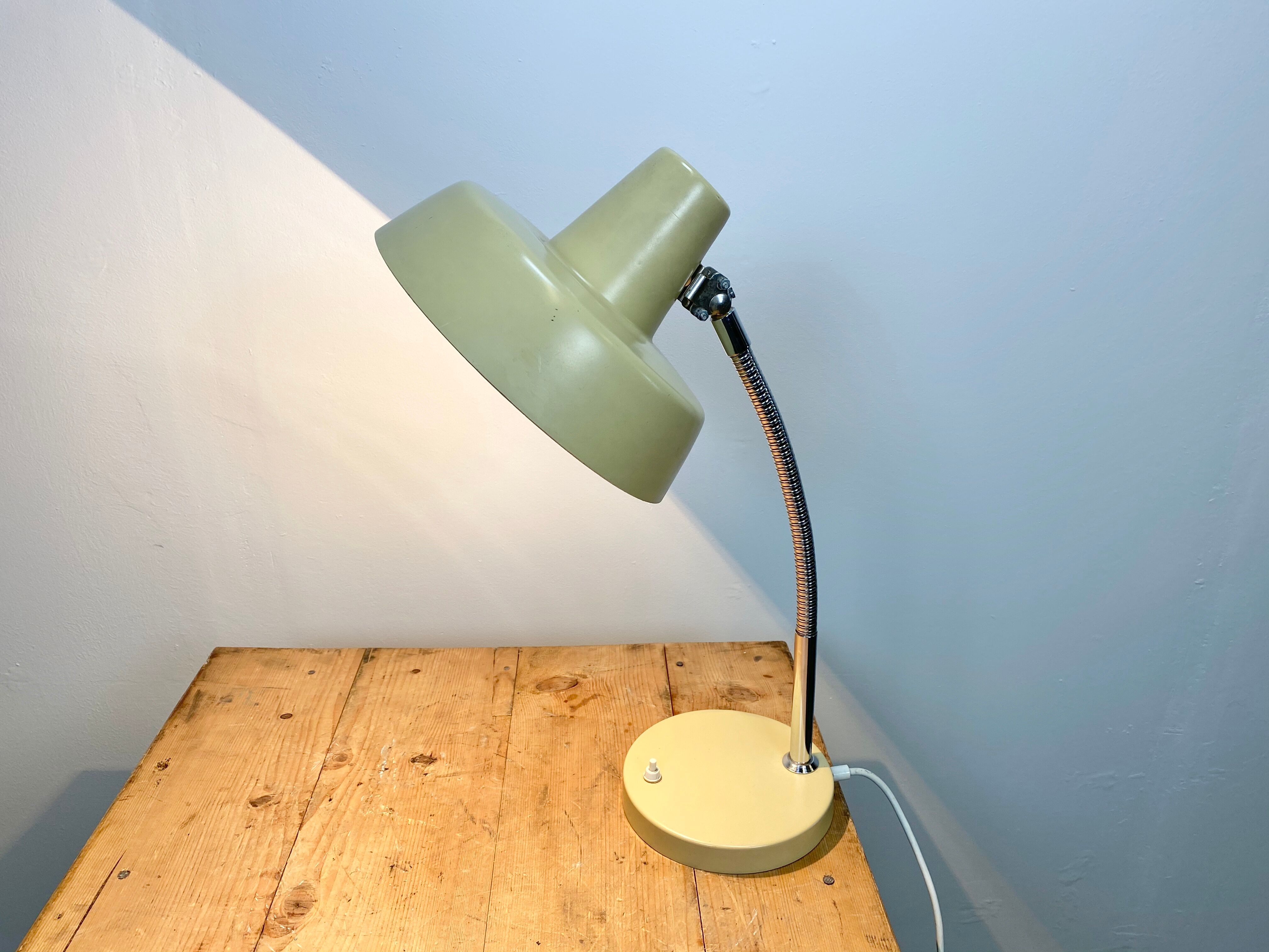 Beige gooseneck table lamp, 1960s