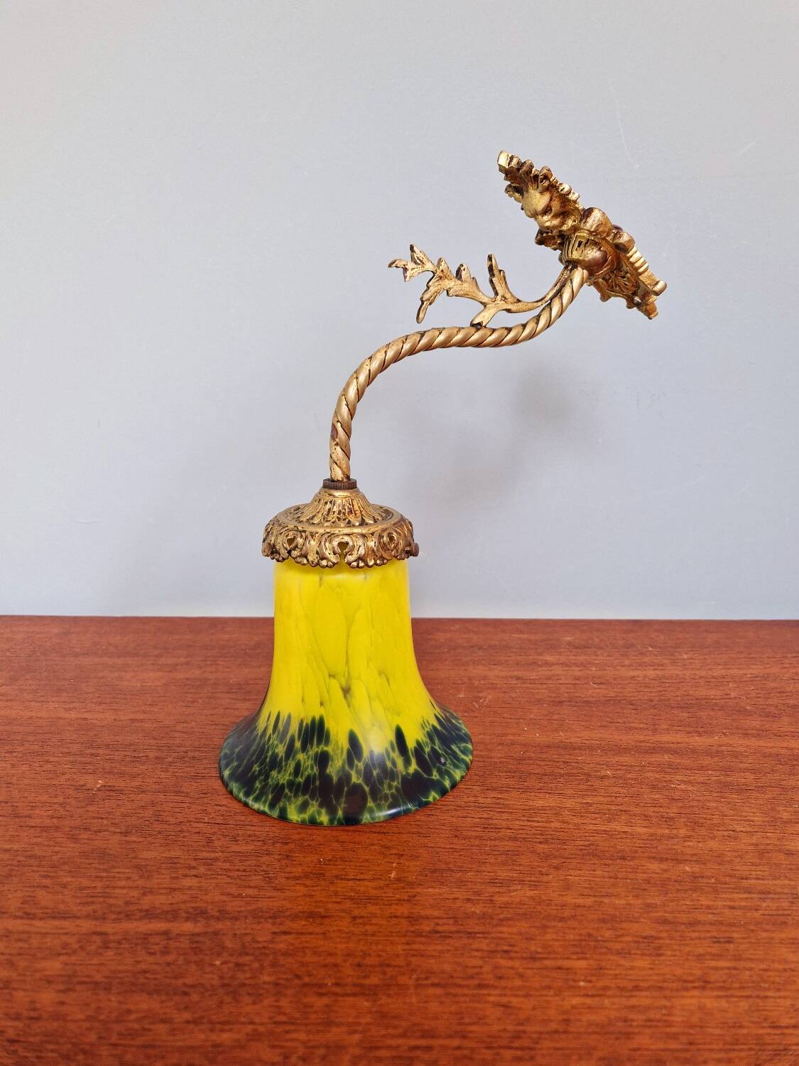 Wall sconce in gilded bronze and yellow/blue speckled glass