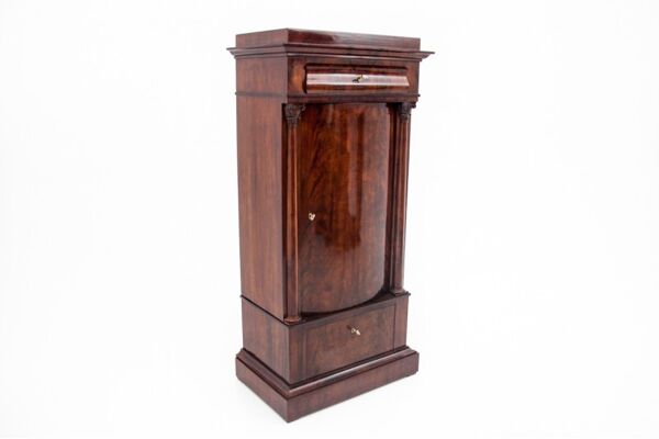 Commode ancienne - à colonnes, Europe du Nord, vers 1870. Après restauration.