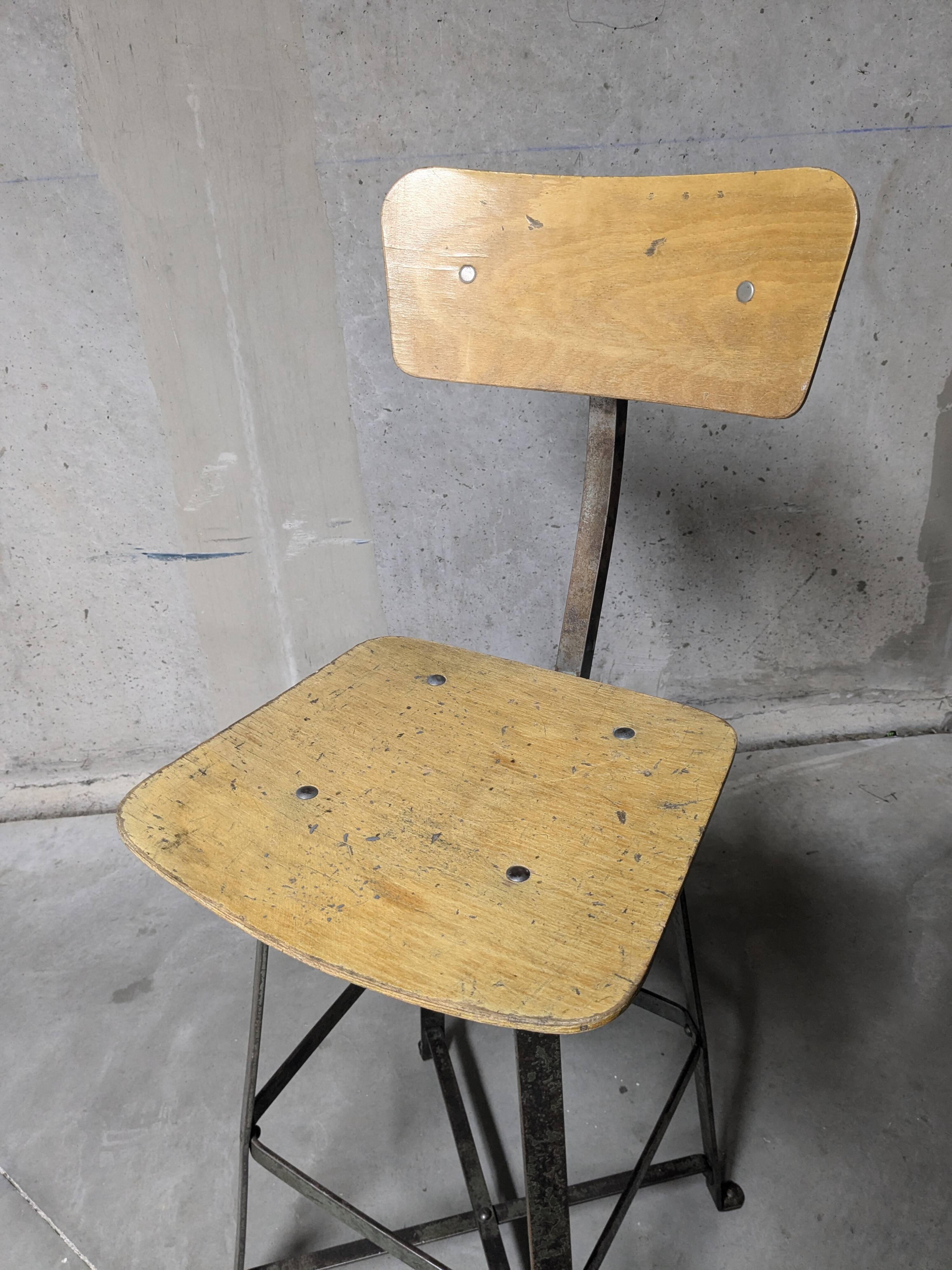 Chaise haute d'atelier Bienaise, chaise industrielle vintage