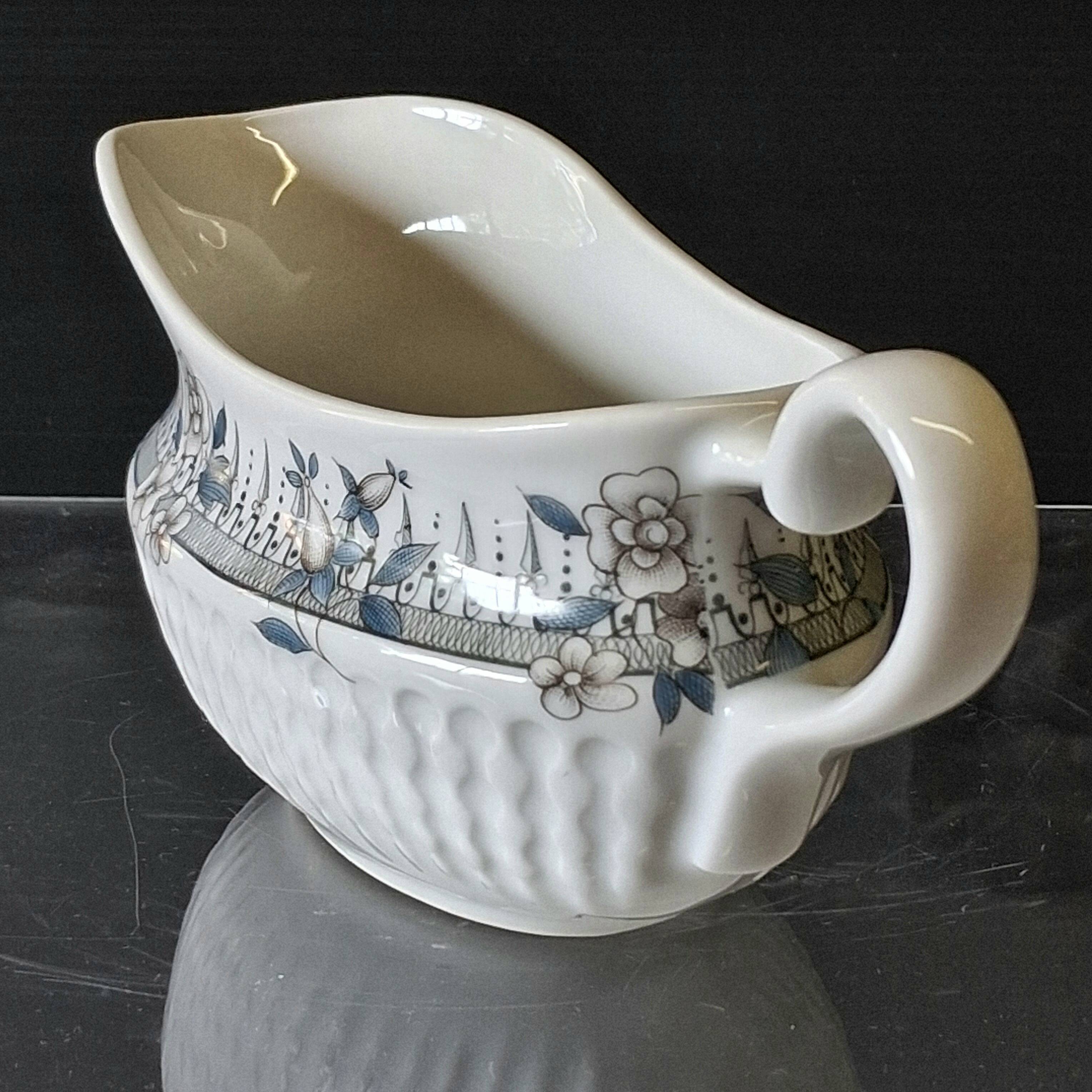Very pretty porcelain sauceboat with a spout from Chauvigny, France, in very good condition.