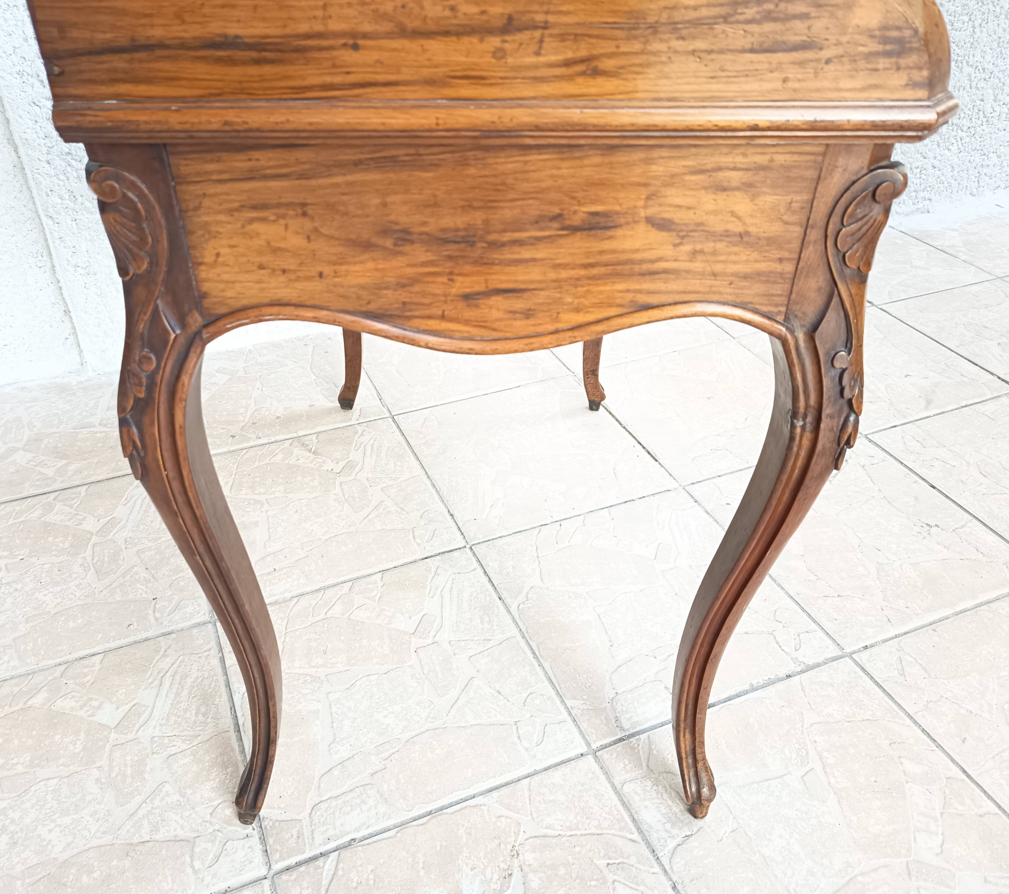 Louis XV slant desk in walnut, 19th century.
