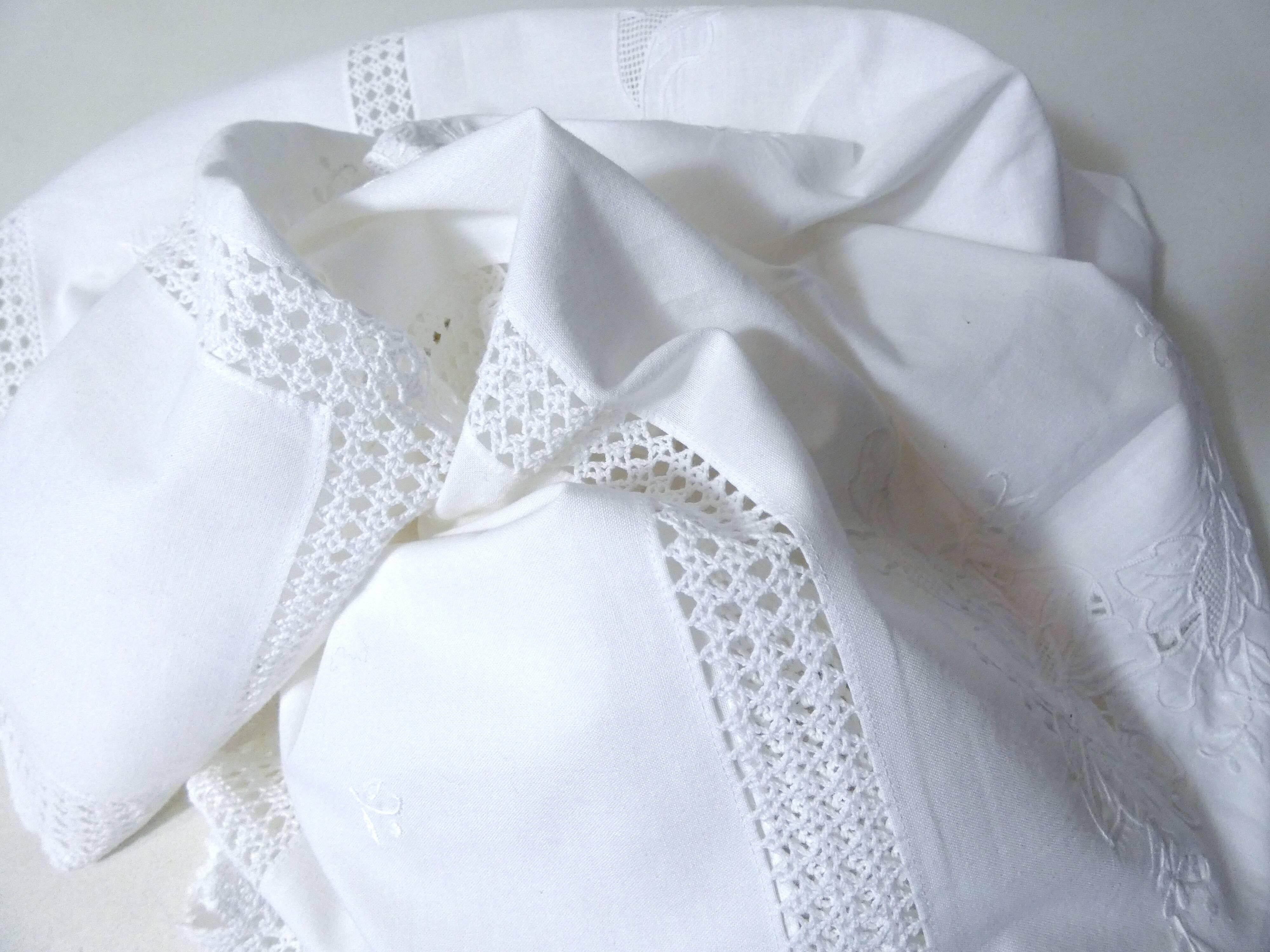 Ancienne nappe blanche brodée rectangulaire 150 x 100 cm