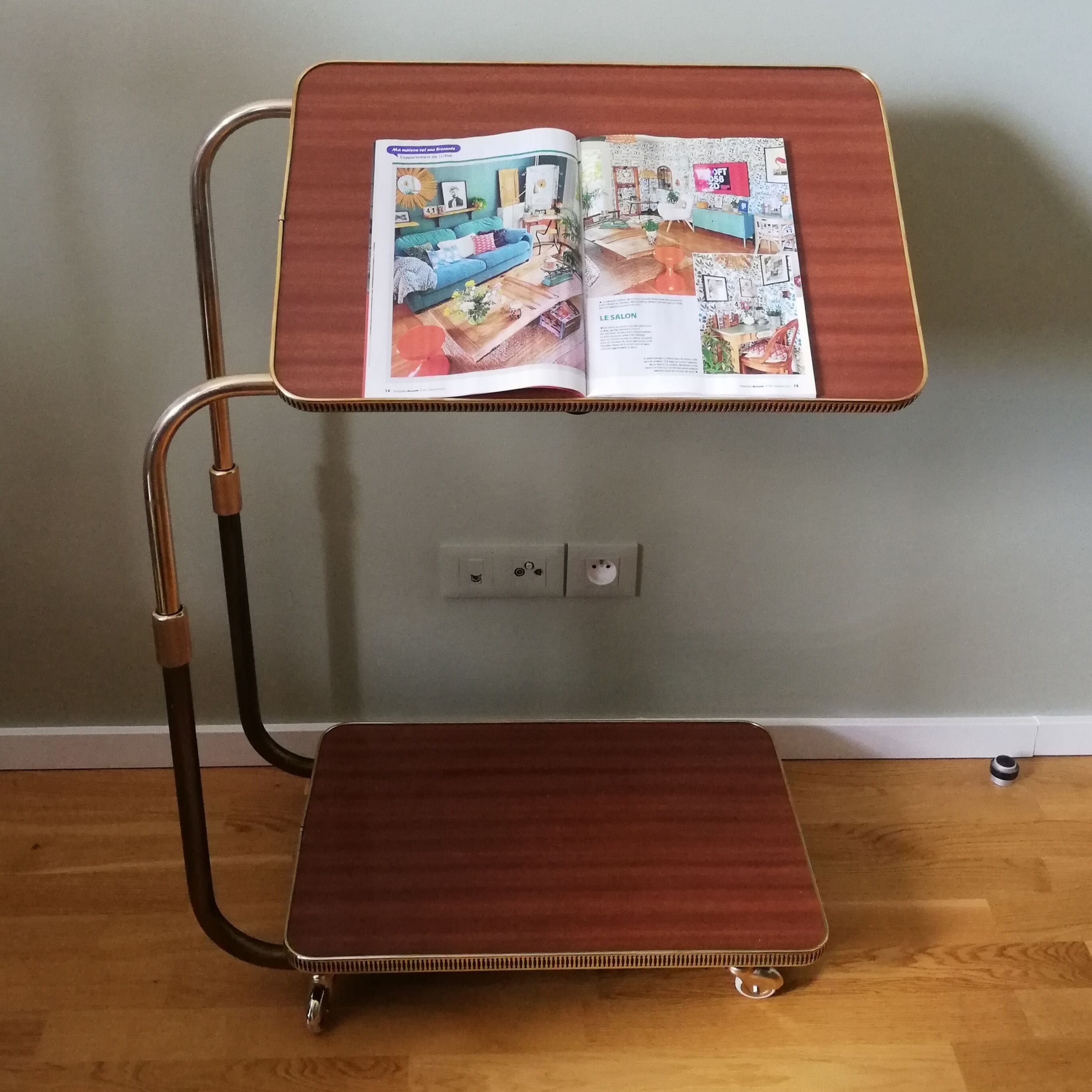 Height-adjustable and reclining art deco service "L'adap-table"