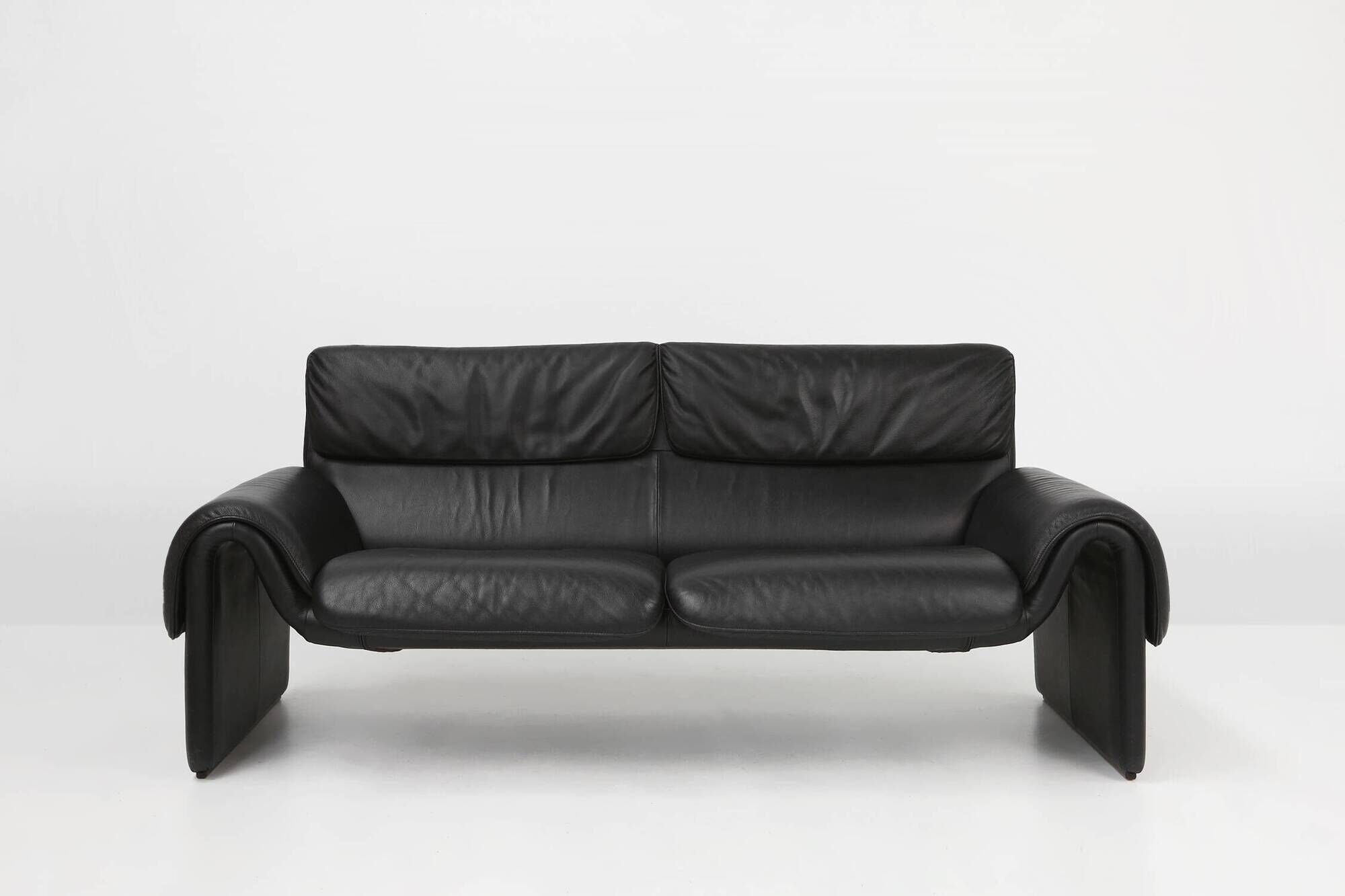 Iconic black leather DS-2011 sofa by De Sede, Switzerland ca. 1980