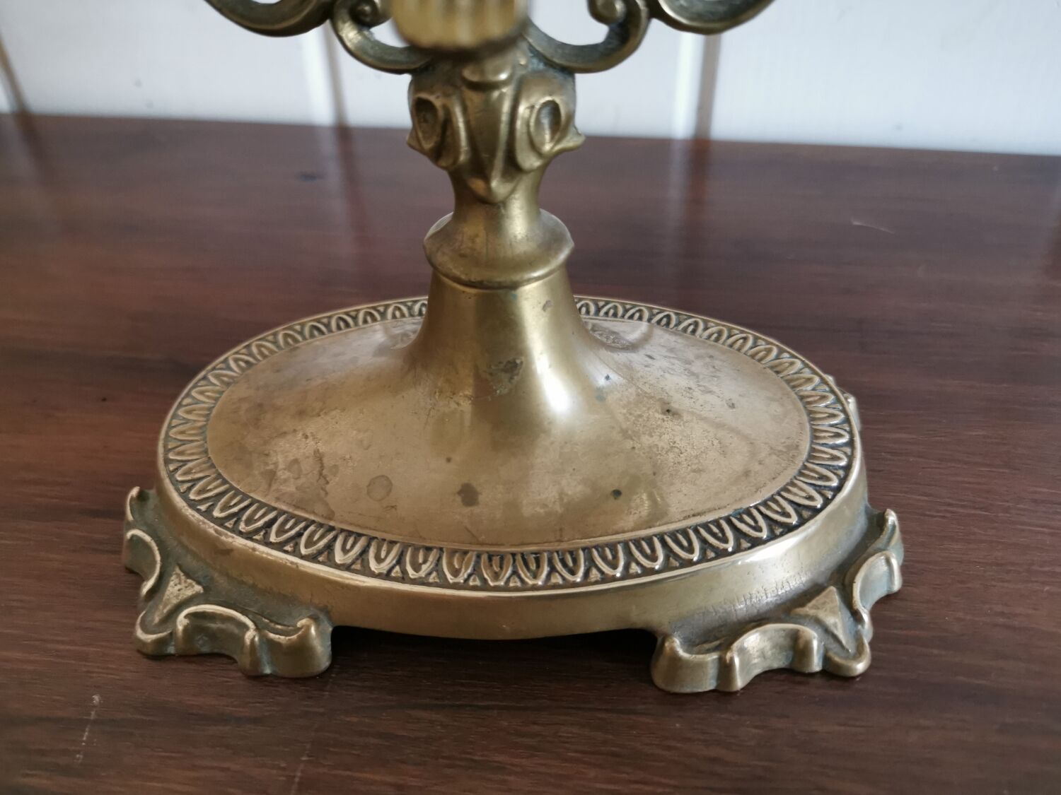 Oval mirror on psyche stand