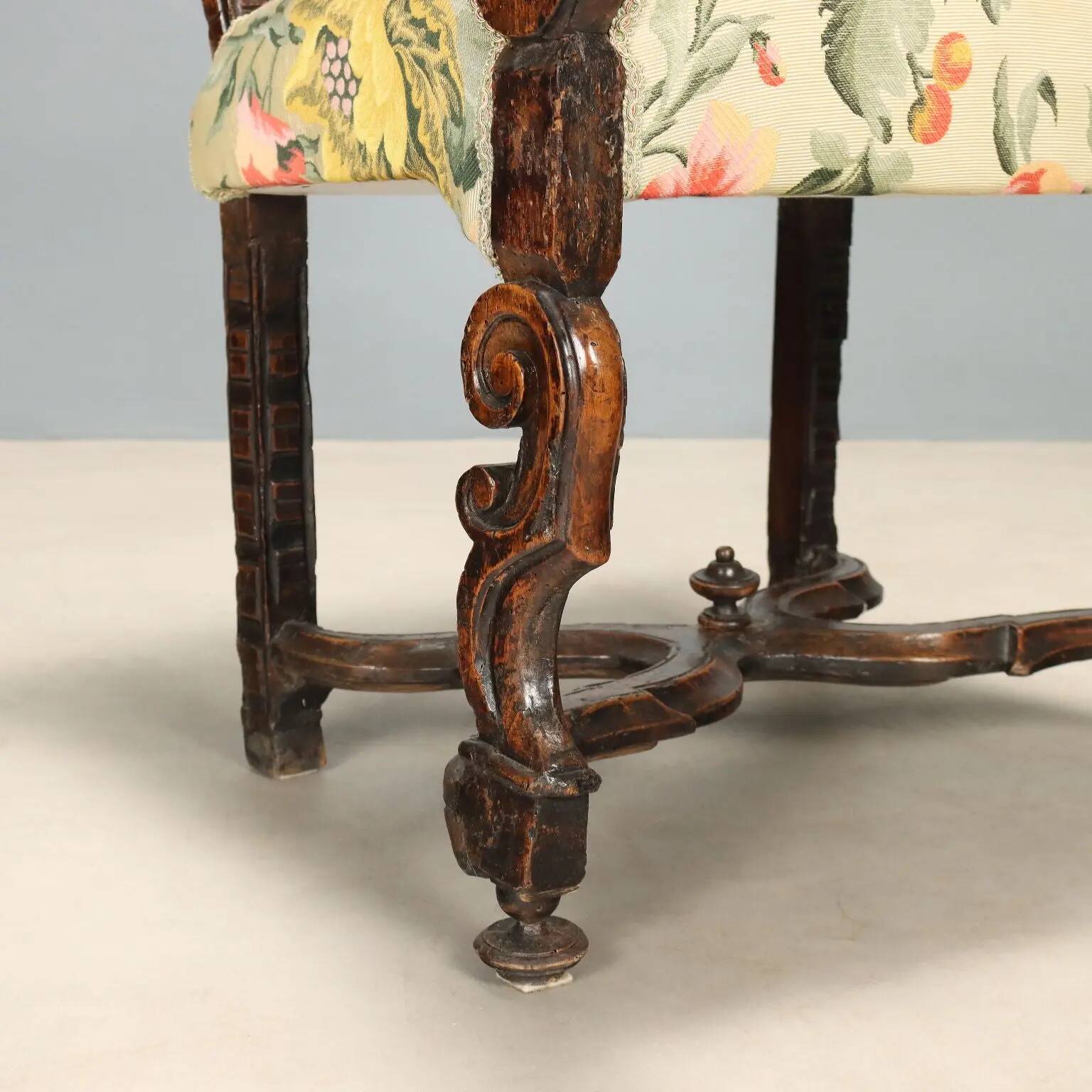 Fauteuil baroque ancien en noyer et tissu, Italie, XVIIIe siècle