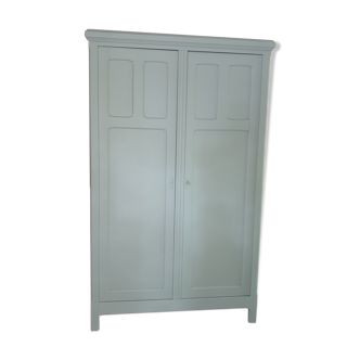 Armoire parisienne vert de gris en bois massif