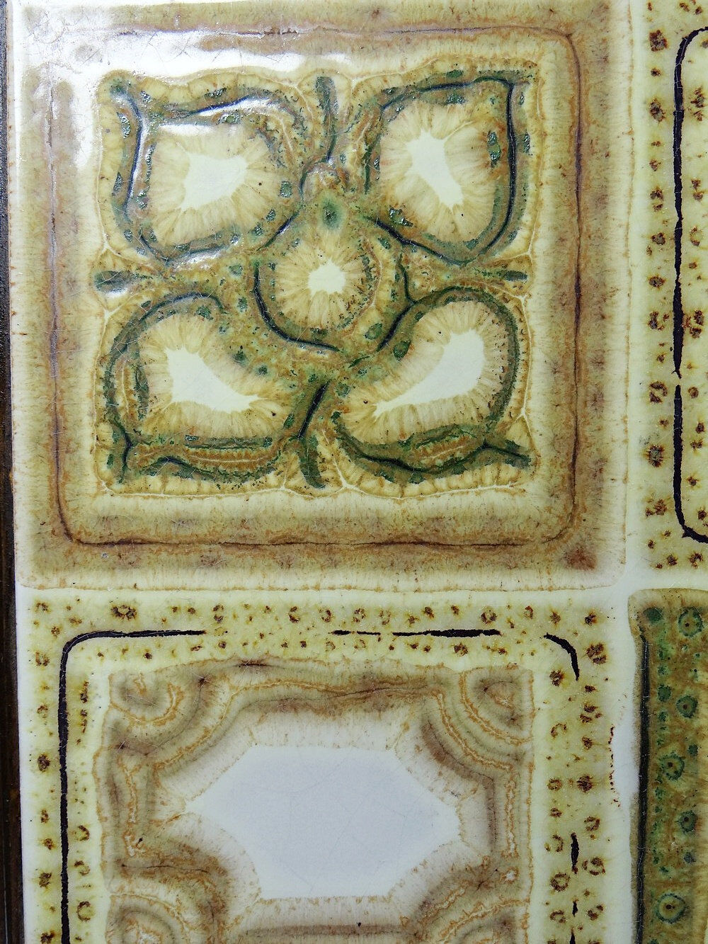 Vintage trivet in glazed ceramic and wood, circa 1960-1970.