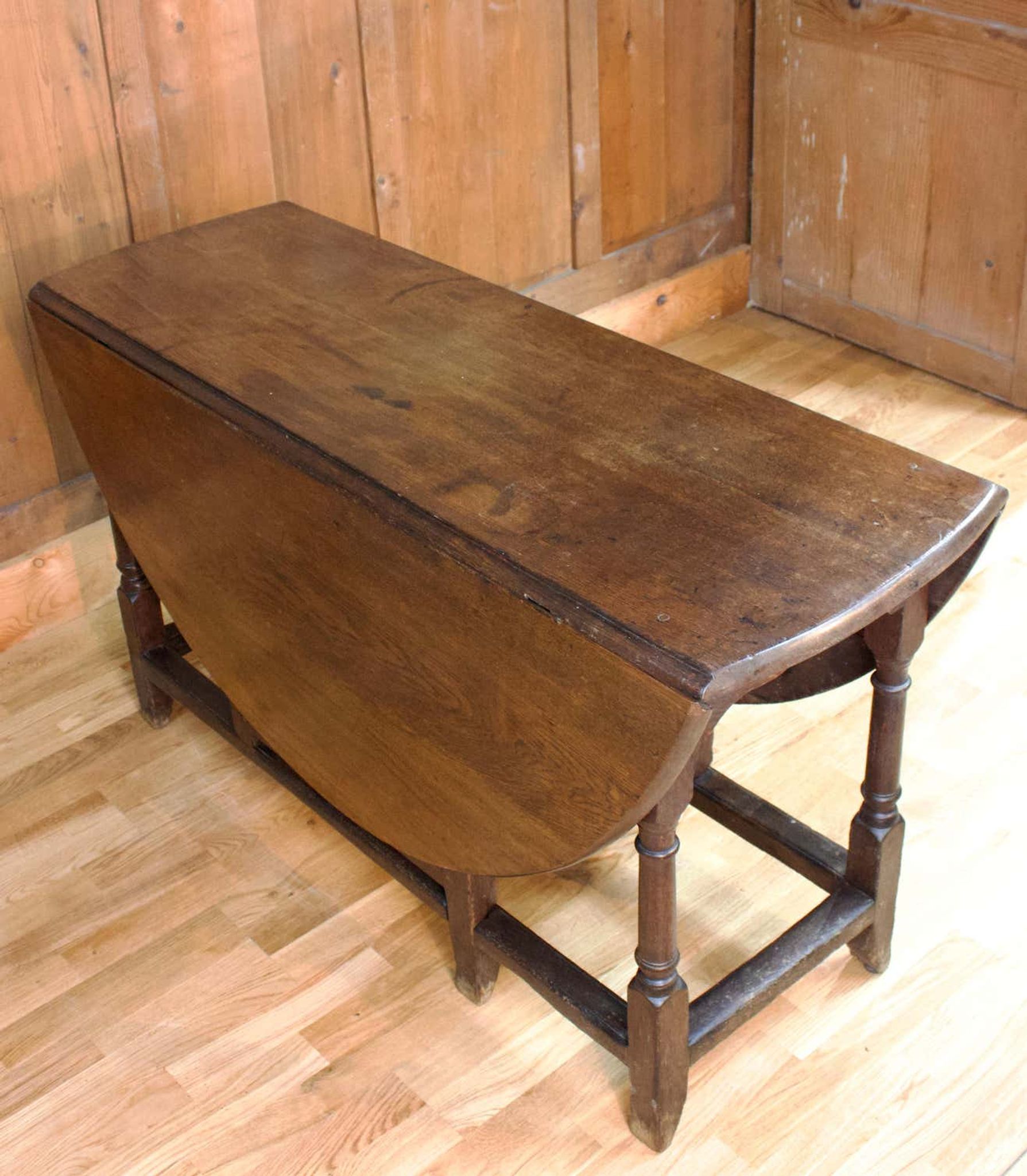 Folding round table in 18th century oak wood