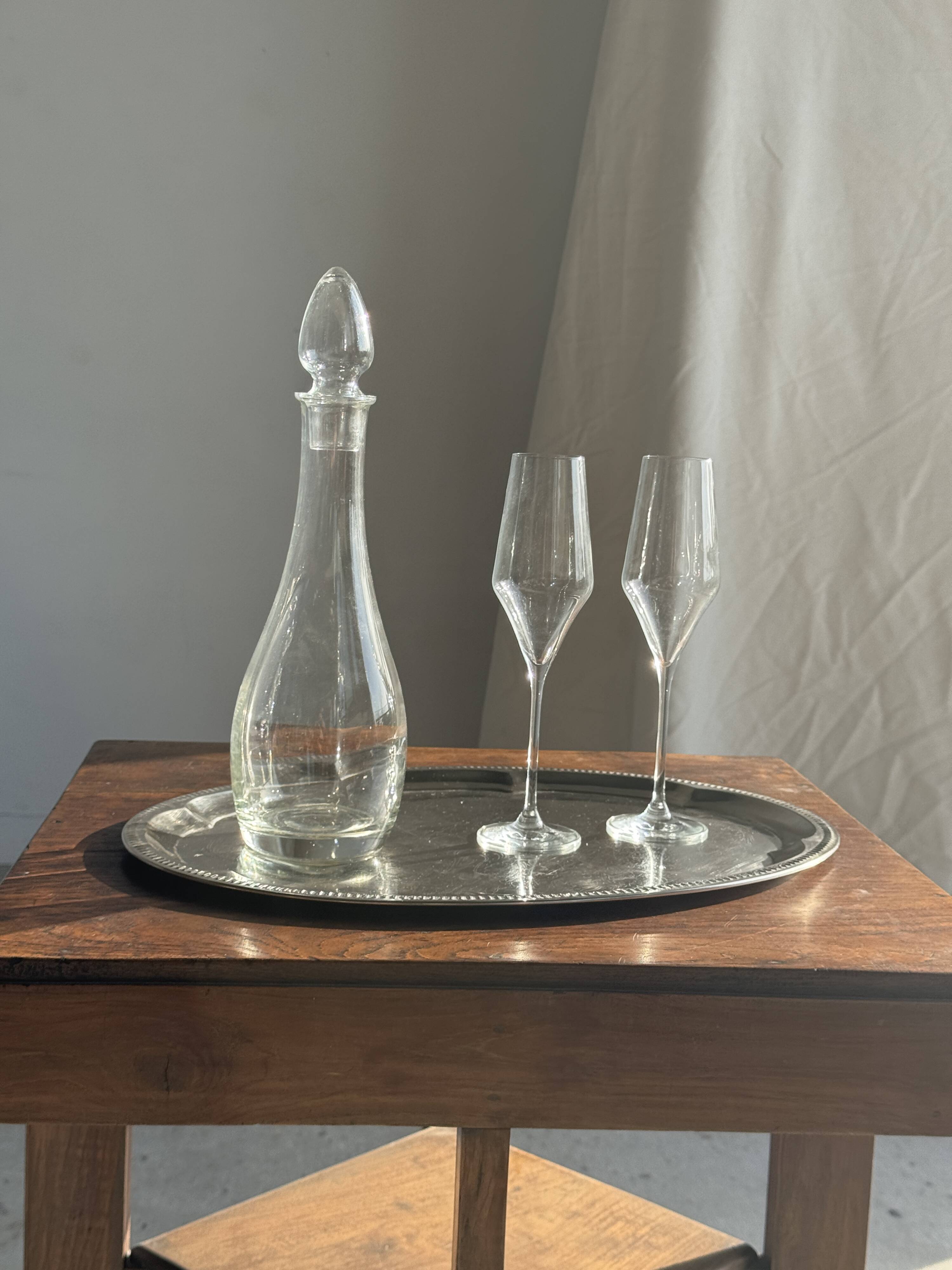 Large oval engraved platter in silver-plated metal 34x45.