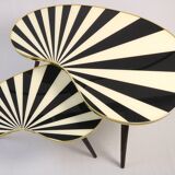 Petite table d'appoint, en forme de rein, rayures noir-blanc, 3 pieds élégants, style années 50