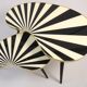 Petite table d'appoint, en forme de rein, rayures noir-blanc, 3 pieds élégants, style années 50