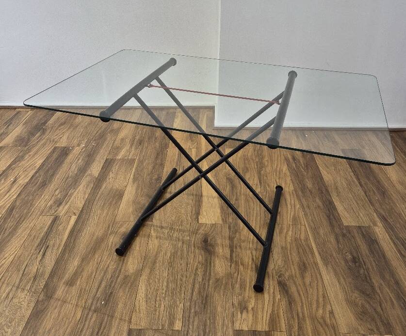 Table basse de salle à manger de bureau italienne avec plateau en verre et pieds en métal réglables en hauteur