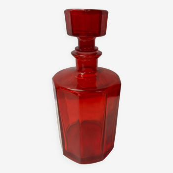 Carafe en verre rouge