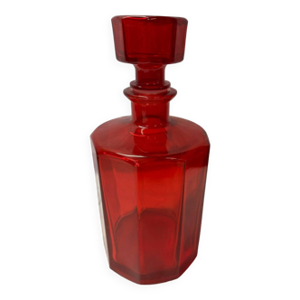 Carafe en verre rouge