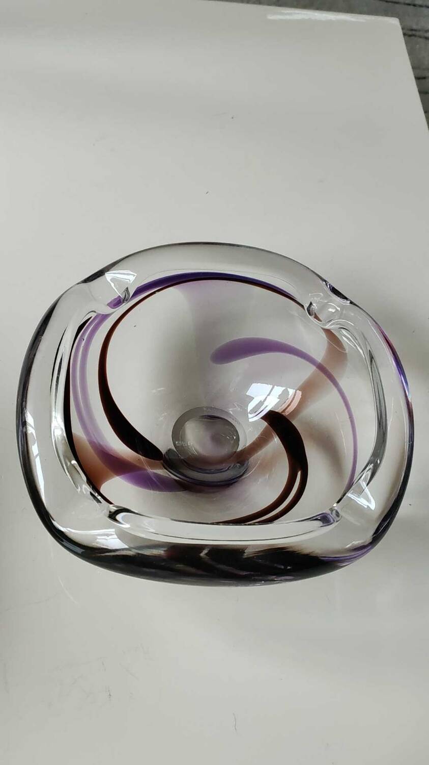 Large pocket/ashtray in heavy crystal with contemporary design - Designer Max Verboeket for Kristalunie/Maastricht factory. Diameter 22 cm