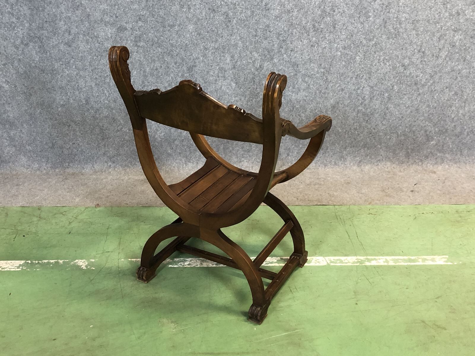 Fauteuil Dagobert en noyer  années 50