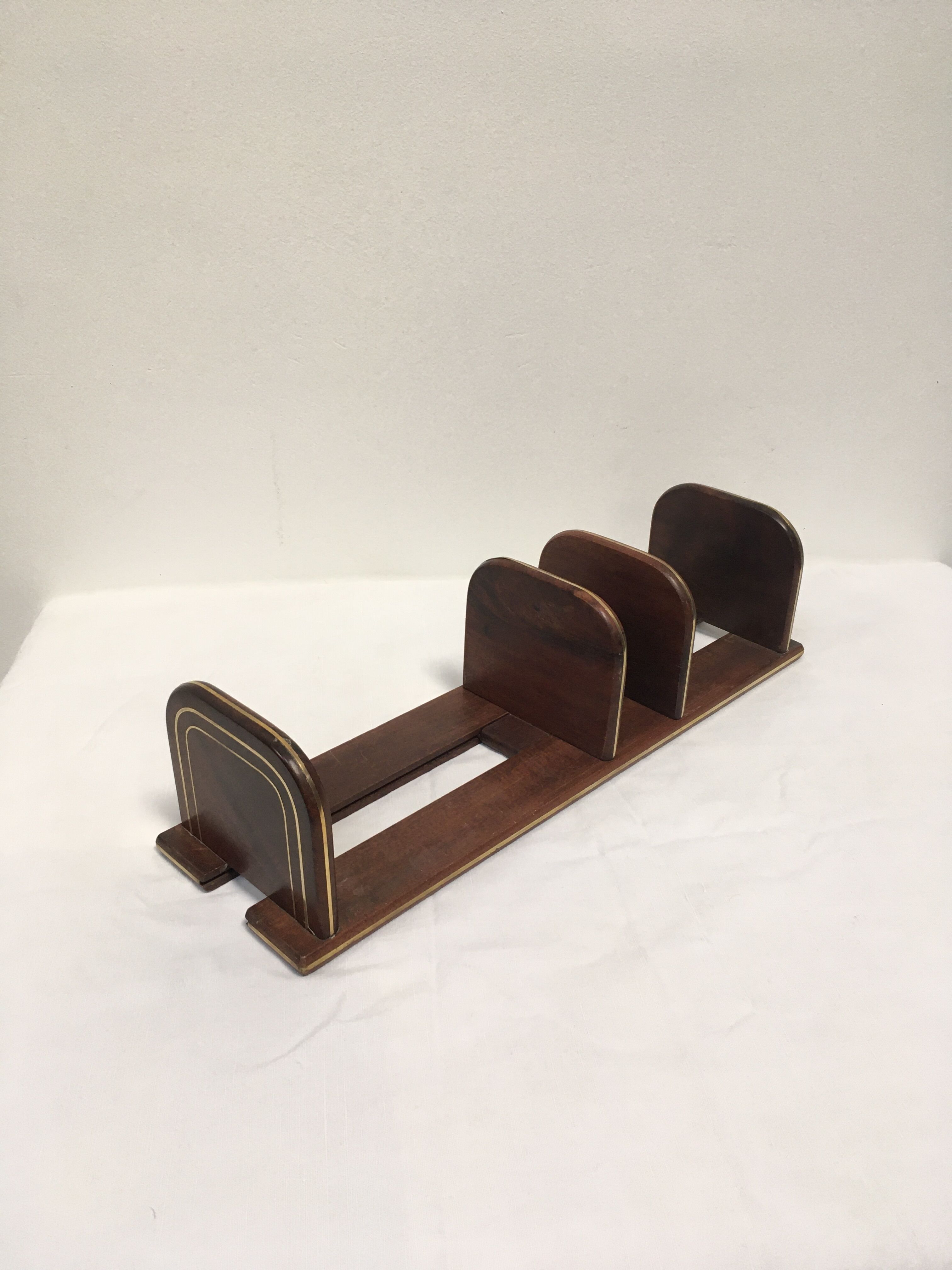 Range-courrier de bureau 1900 porte-lettre bois et laiton doré, 4 compartiments - Vendu