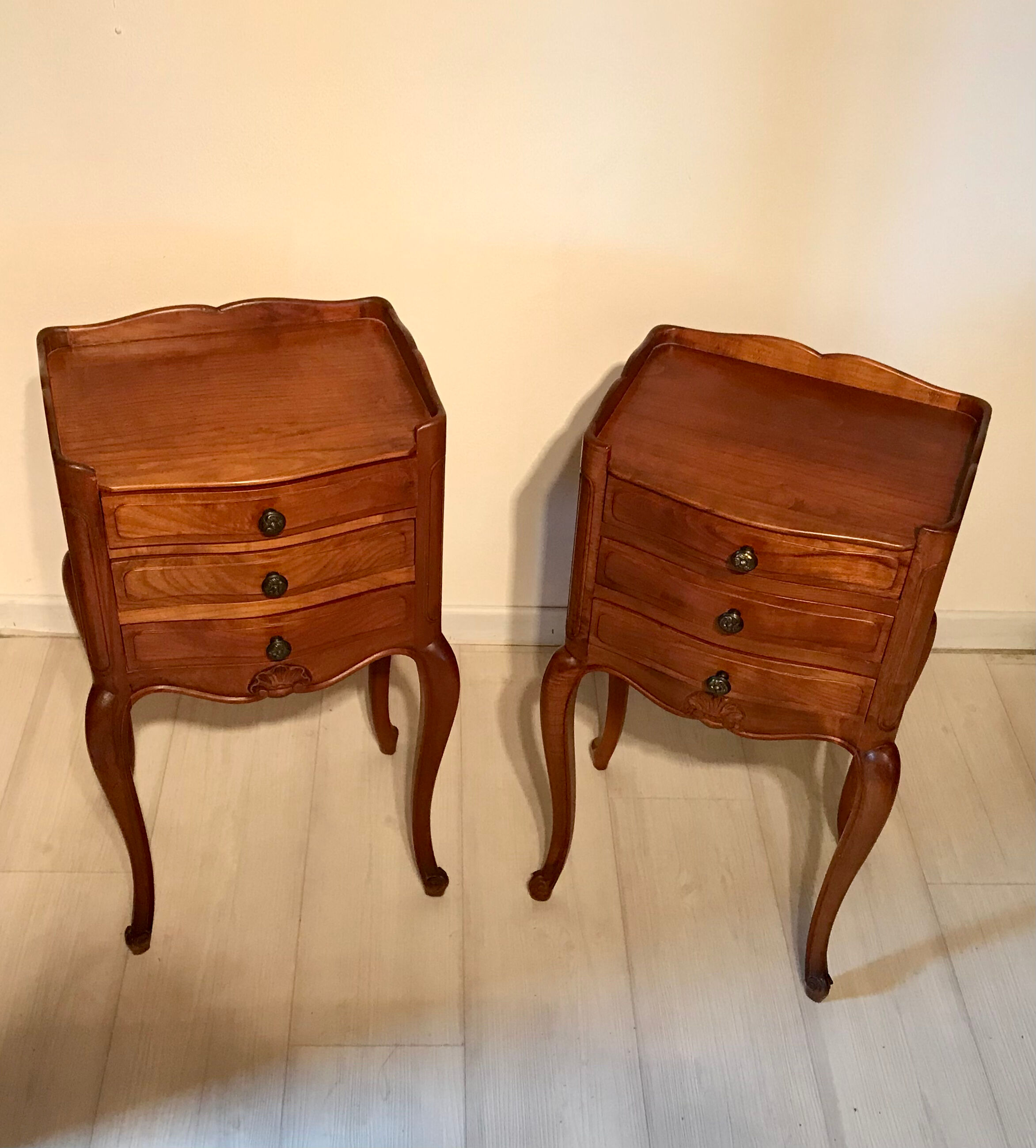 Paire de chevets Louis XV merisier