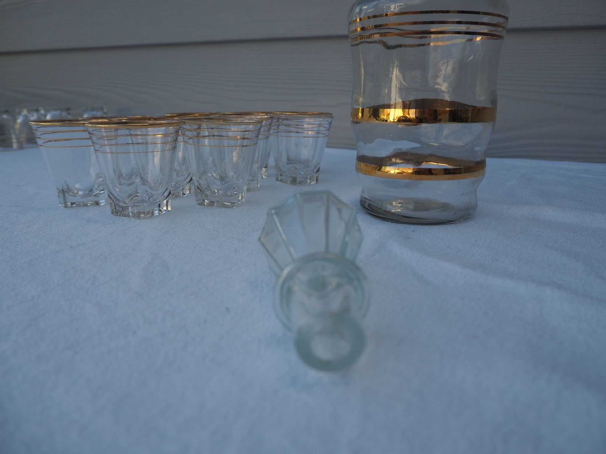 Golden liqueur service from the 1950s-1960s and its 12 glasses.