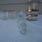 Golden liqueur service from the 1950s-1960s and its 12 glasses.