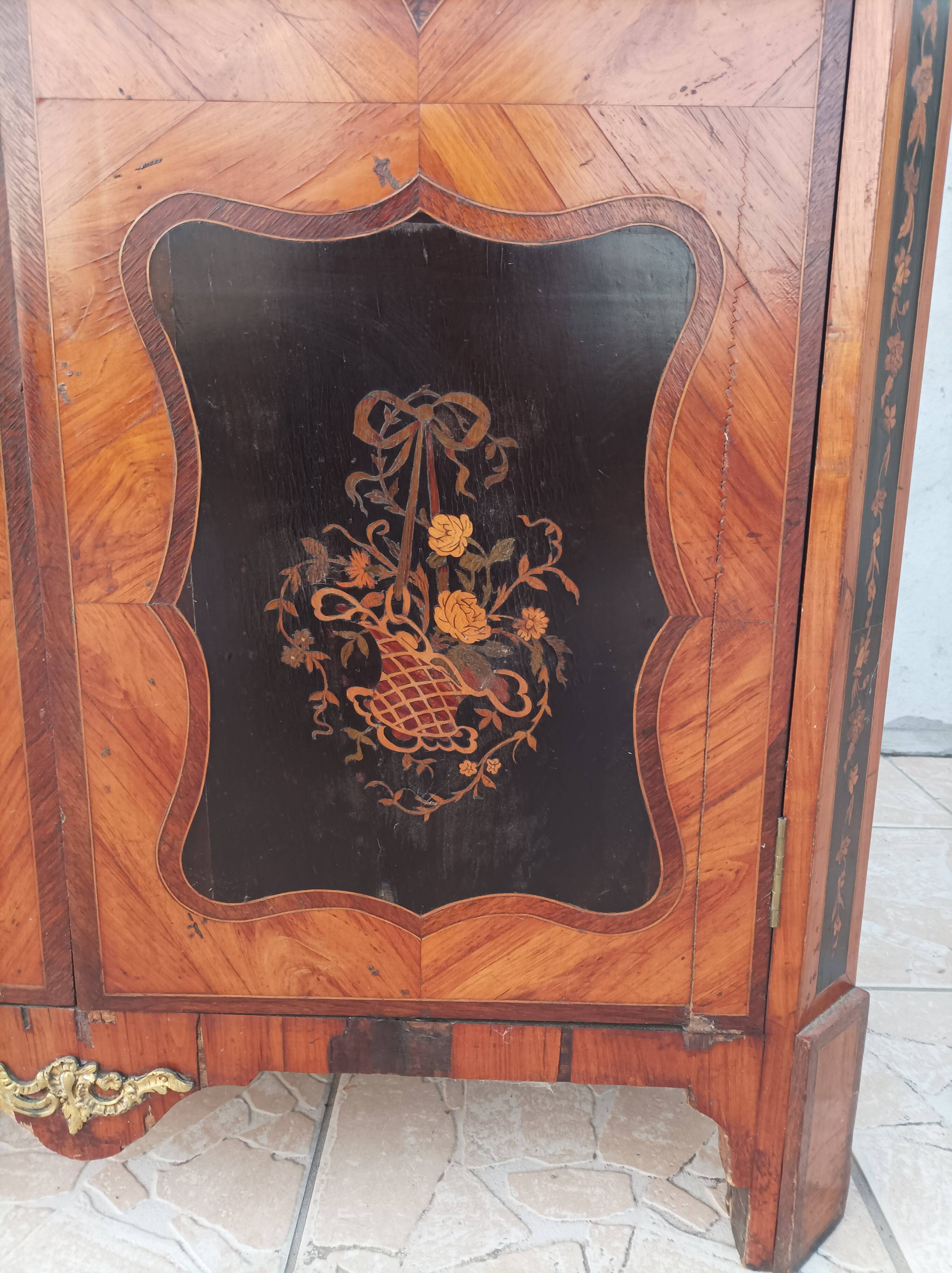 Louis XVI display cabinet in rosewood and amaranth veneer.