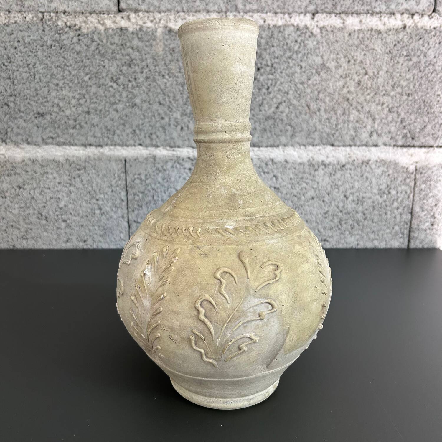 Raw vase with acanthus decoration