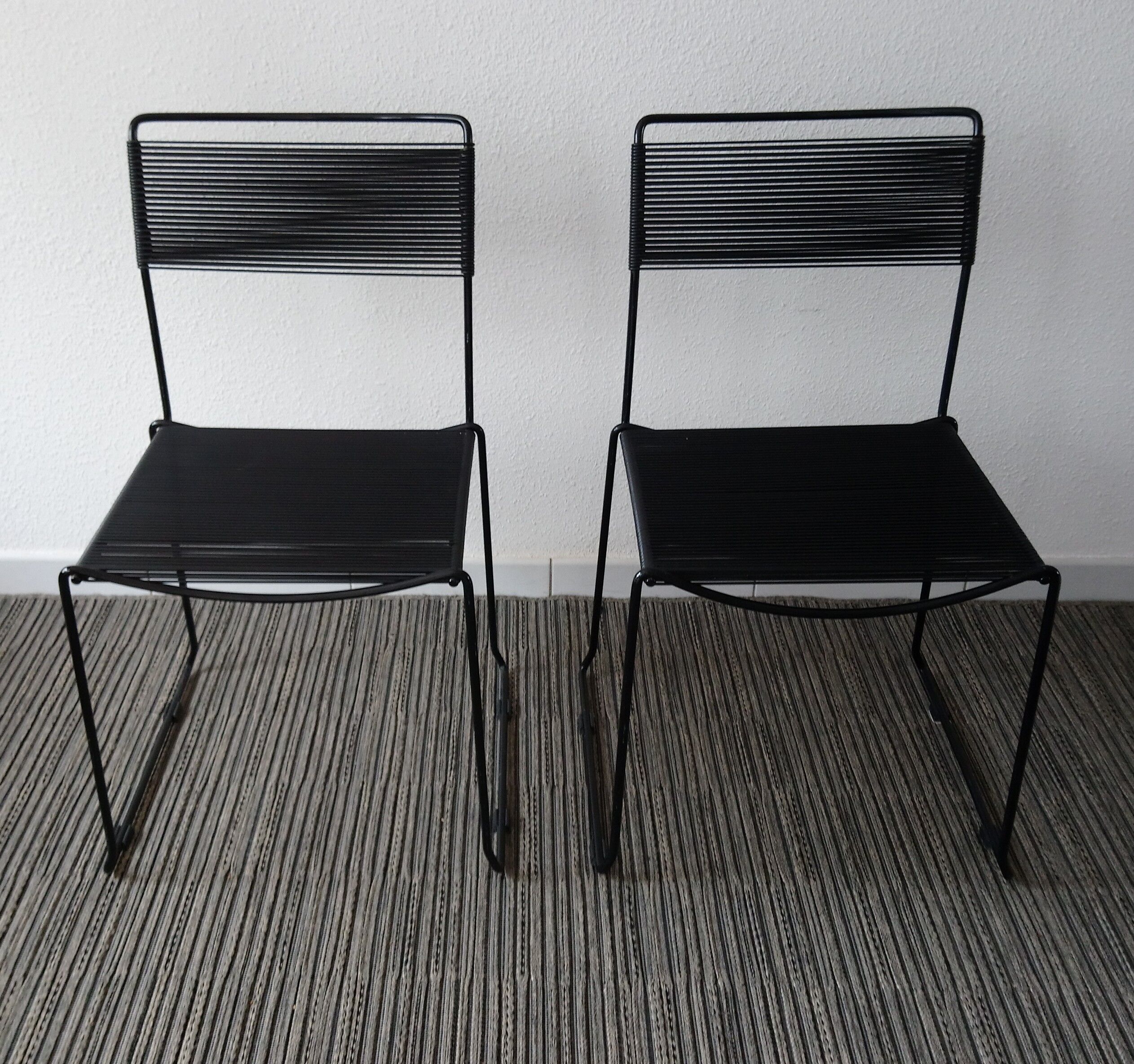 Paire de chaises spaghetti scoubidou noires années 70
