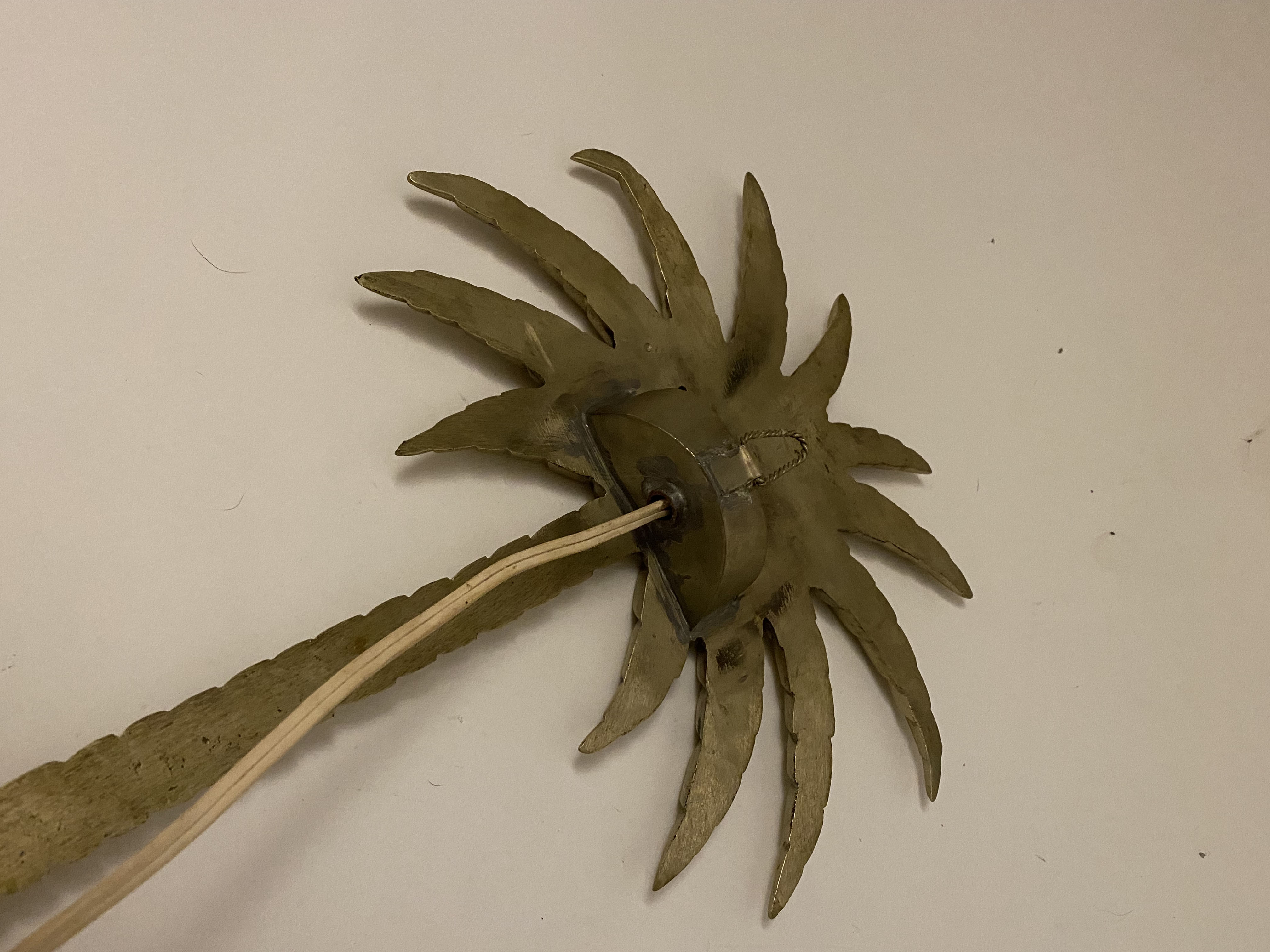 Hollywood Regency wall lamp in palm shape, in gold alloy brass type, from the 60s 70s.