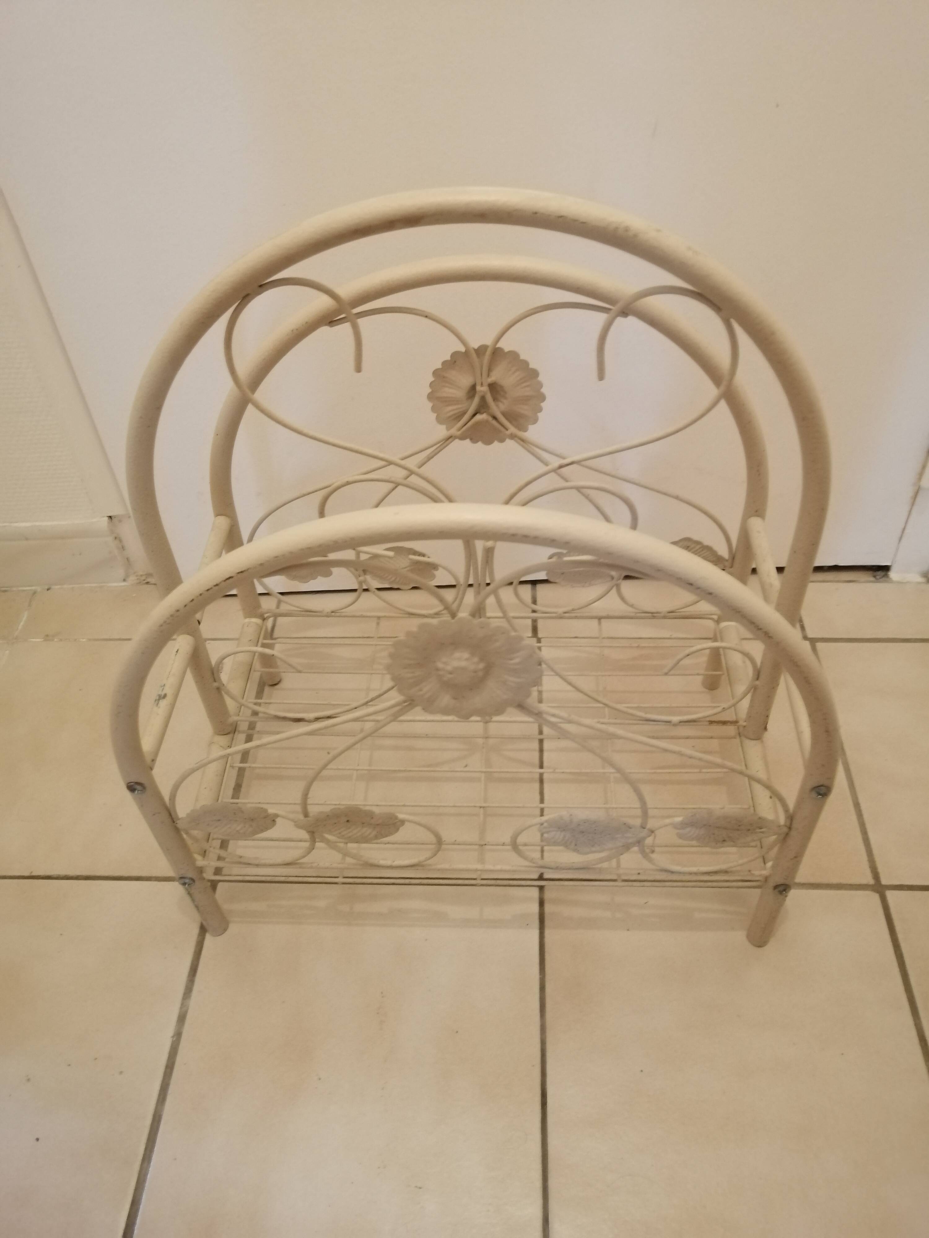 Metal magazine holder