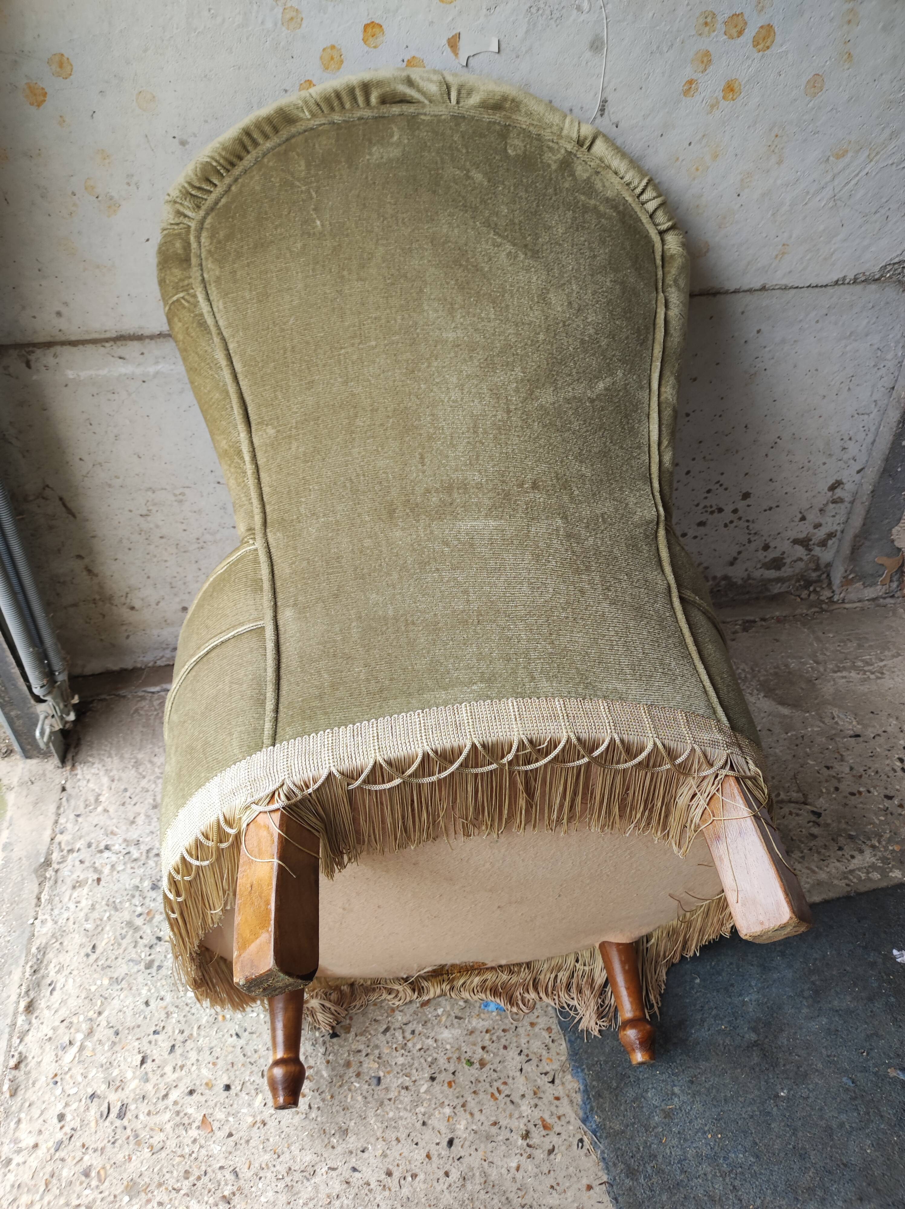 Green velvet toad armchair with vintage fringes